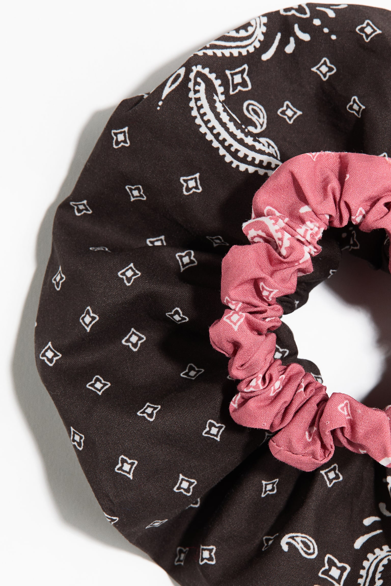 2-pack cotton scrunchies - Dark brown/Paisley pattern/Dark blue/Paisley pattern - 3