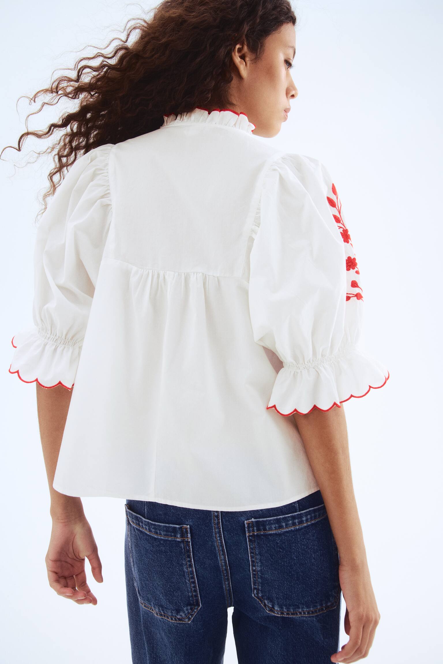 İşlemeli ve Pamuklu Bluz - Beyaz/Kırmızı çiçekli/Beyaz/Mavi çiçekli - 5