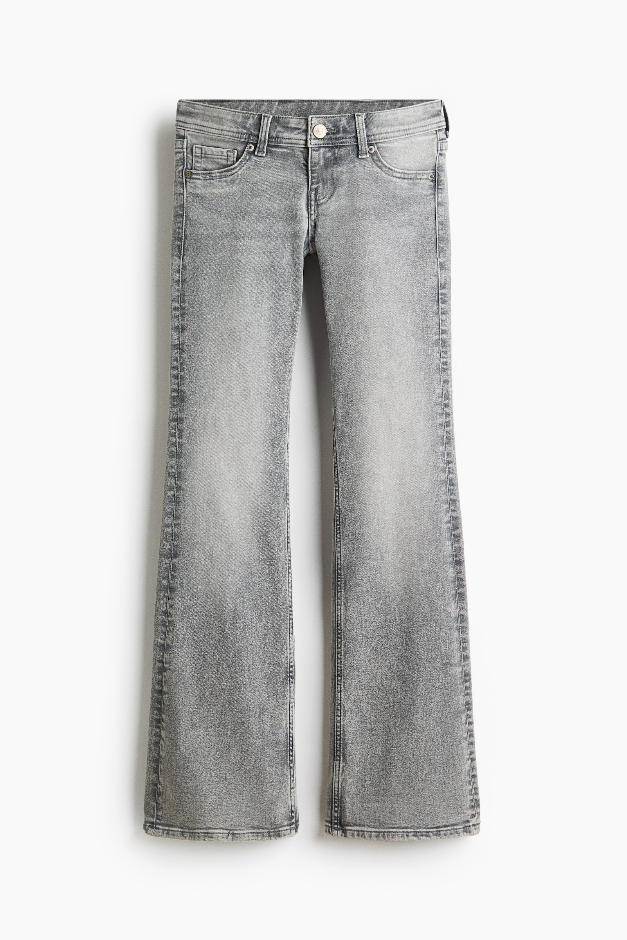 Agrandir l'image: Les jeans présentent une vue de face d'une paire gris délavé à l'acide avec une coupe évasée. Ils affichent une fermeture à bouton, des passants de ceinture et deux poches avant en biais avec une petite poche à monnaie.