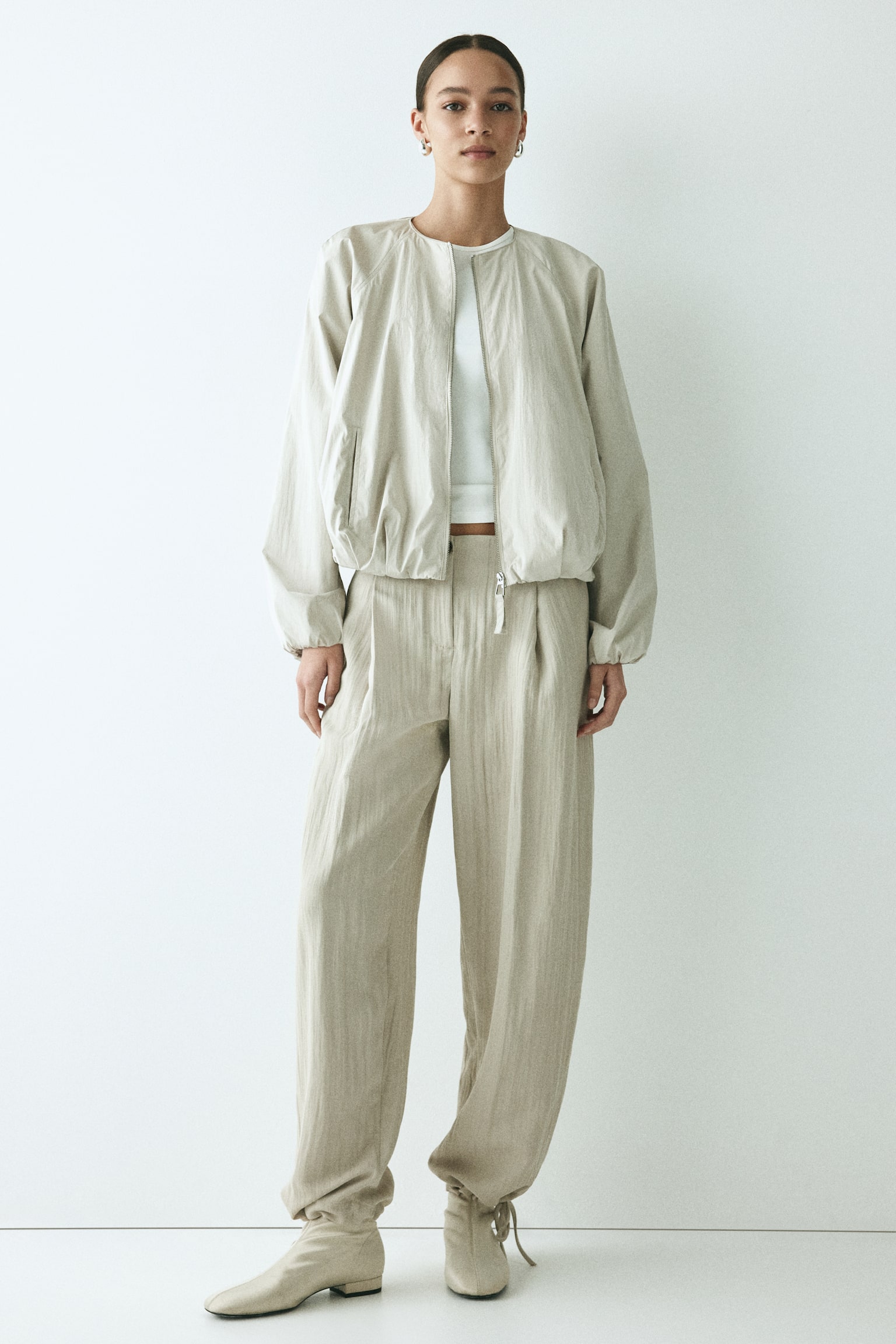 Crinkled barrel-leg trousers - Light beige/Dark grey - 1