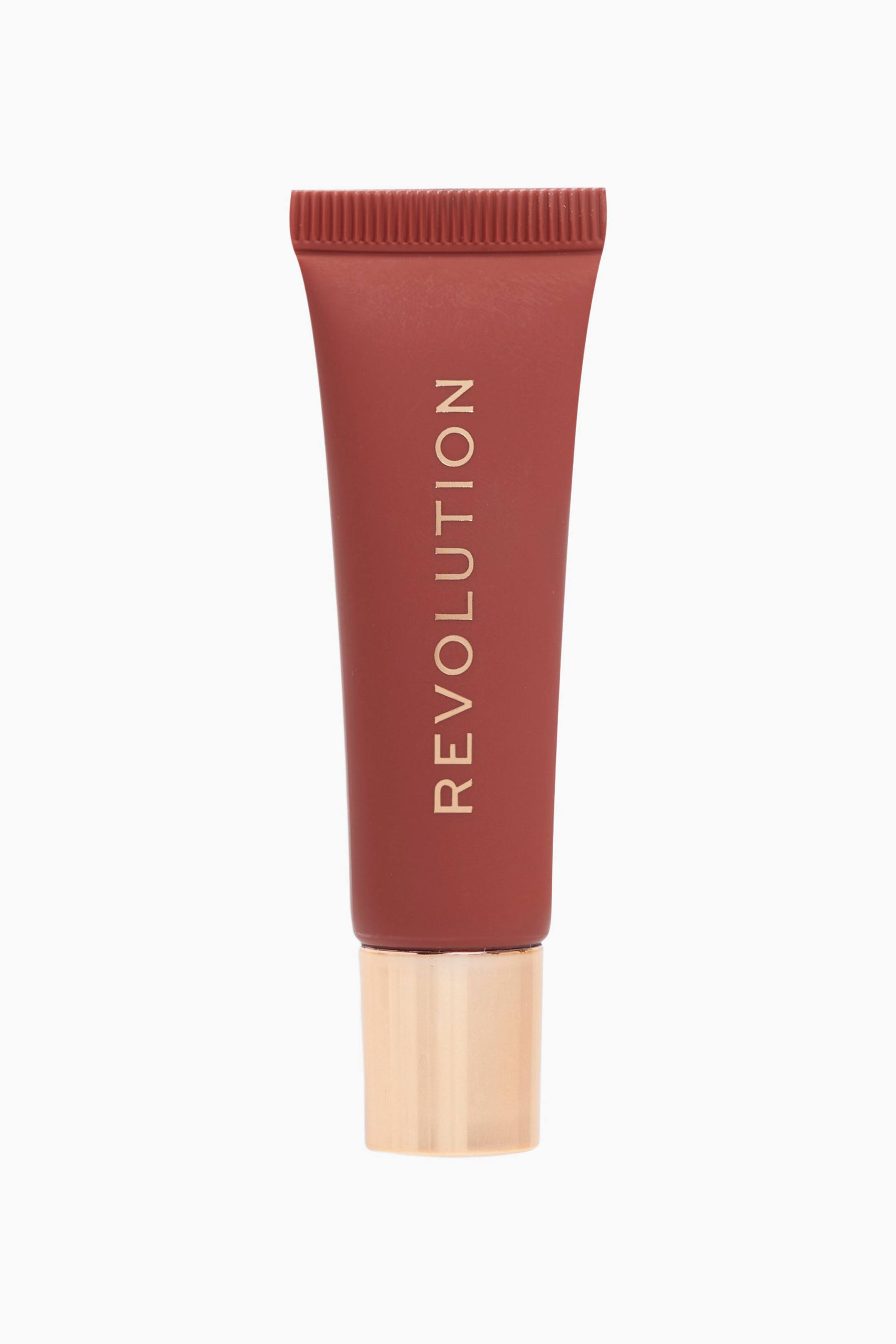 Größeres Bild ansehen: Ein Quetschtubenkörper von Revolution Lip Balm steht aufrecht und nach vorne gerichtet und präsentiert einen matten terrakotta-roten Körper mit dem Markennamen „REVOLUTION“, der vertikal in metallischem Gold aufgedruckt ist. Die Tube verfügt über eine geriffelte Versiegelung am oberen Ende und eine glänzende, zylindrische goldene Kappe am unteren Ende.