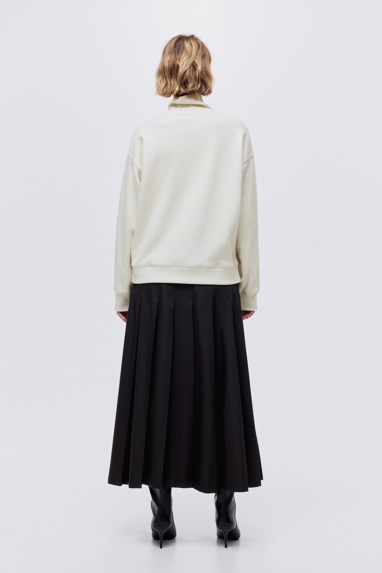 Sweatshirt with Text Motif - image 3