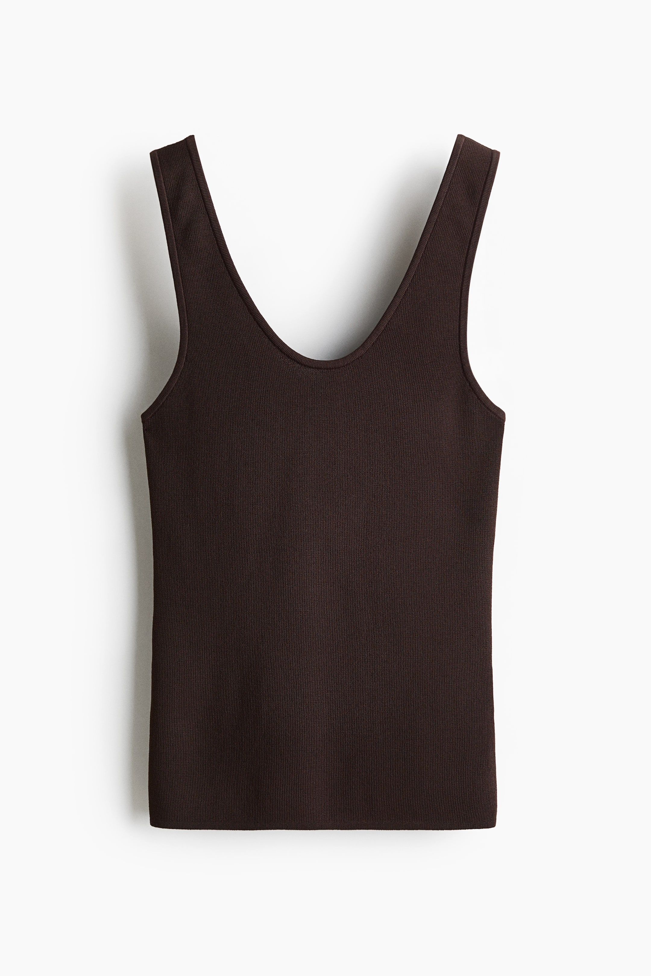 Ver imagen más grande: Un top ajustado de punto fino en marrón oscuro, con un escote redondeado tanto en la parte delantera como trasera.