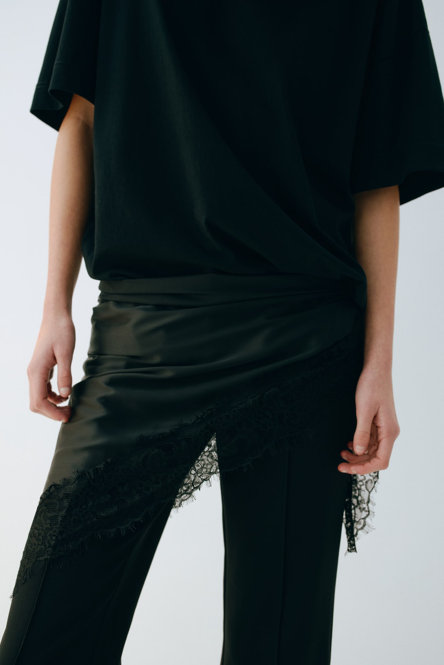 Lace-trimmed triangle scarf - Black/Dark brown - 1