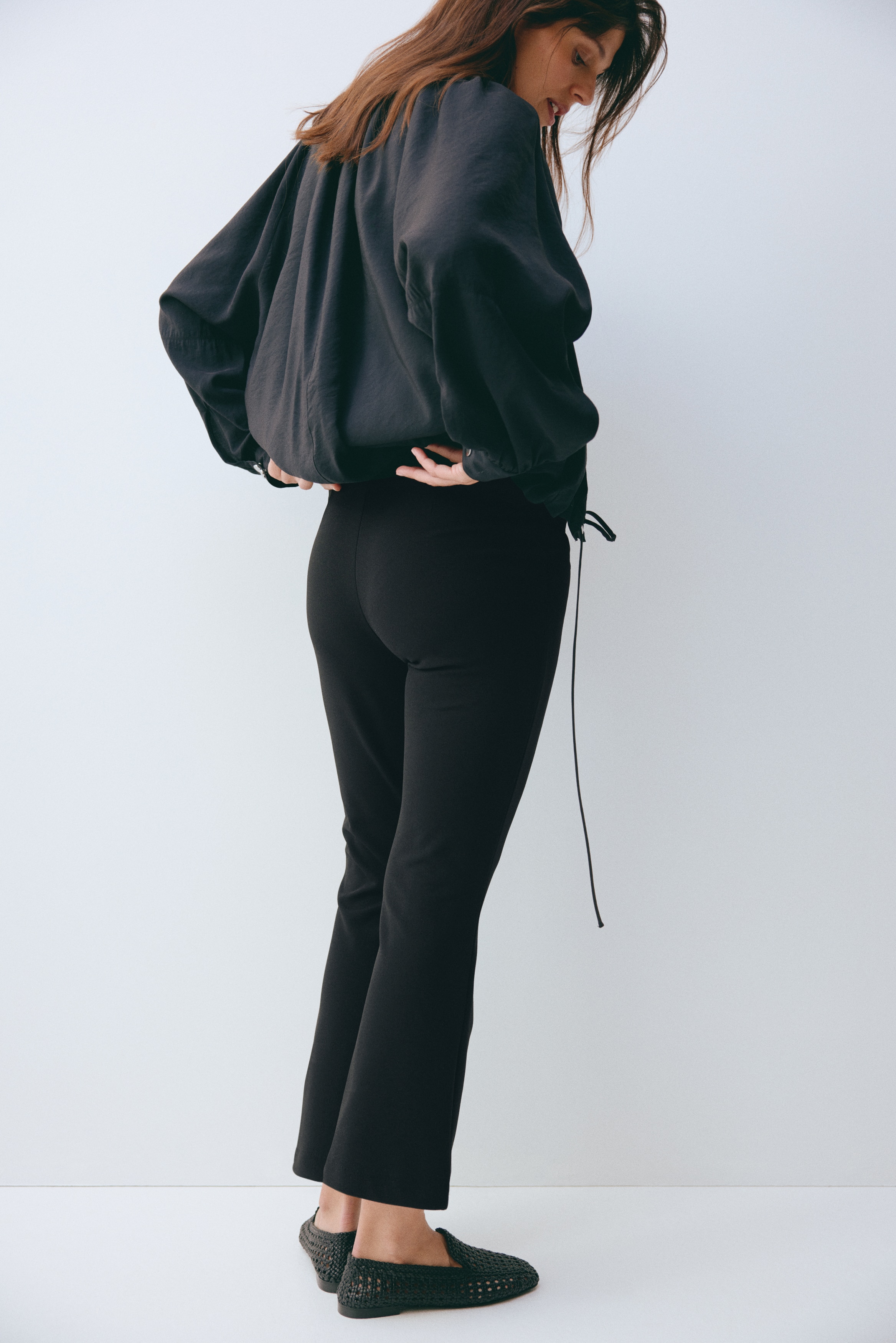 MAMA インターロックフレアパンツ - ブラック - レディース | H&M JP