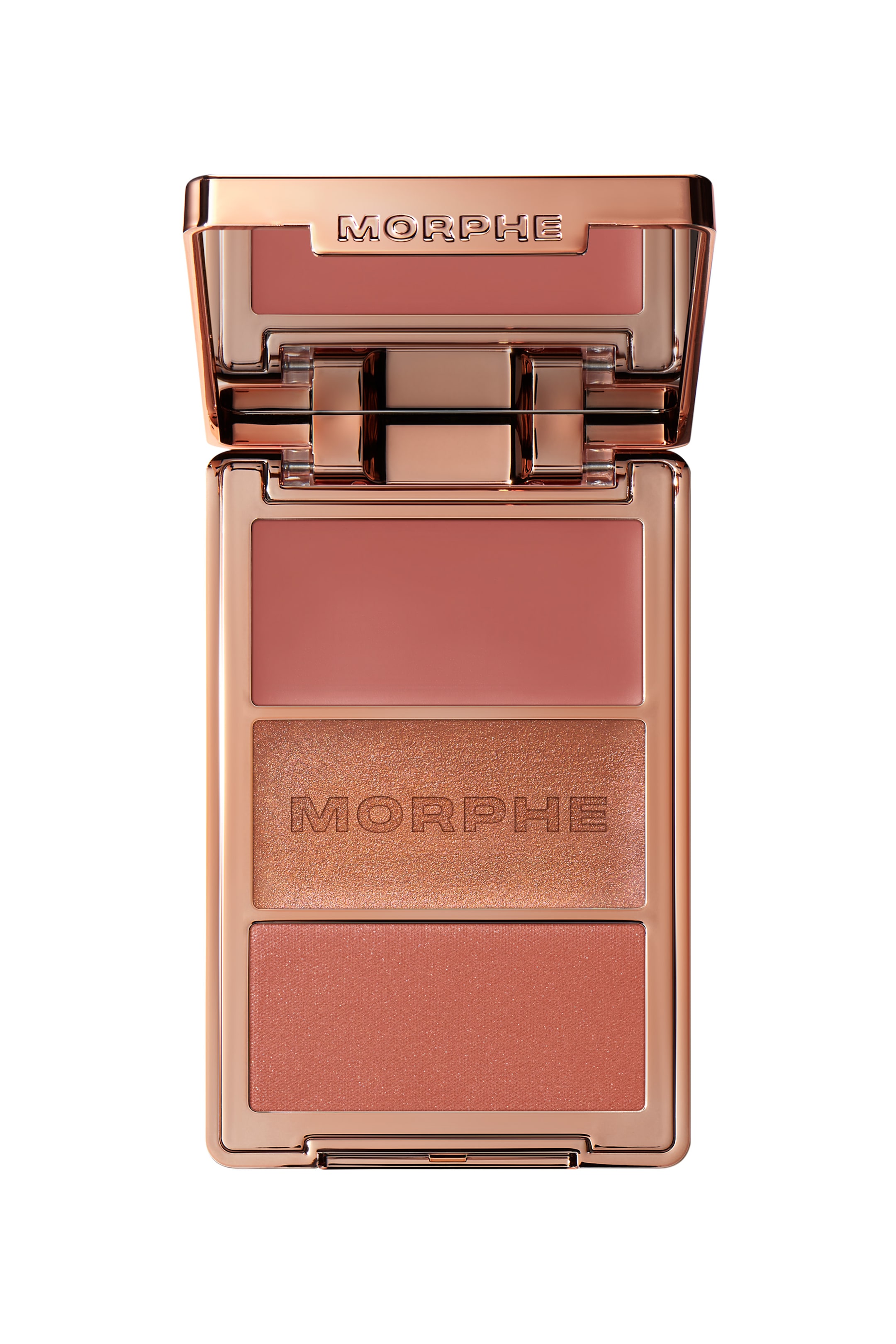 Visa större bild: En rektangulär roséguldfärgad sminkpalett är öppen och vänd rakt framåt, vilket avslöjar tre distinkta produktfack. Det översta facket visar en matt persikorosa kräm, det mellersta facket har ett skimrande bronspuder präglat med 'MORPHE', och det nedersta facket presenterar ett matt korallfärgat puder, medan insidan av locket också är präglat med 'MORPHE'.