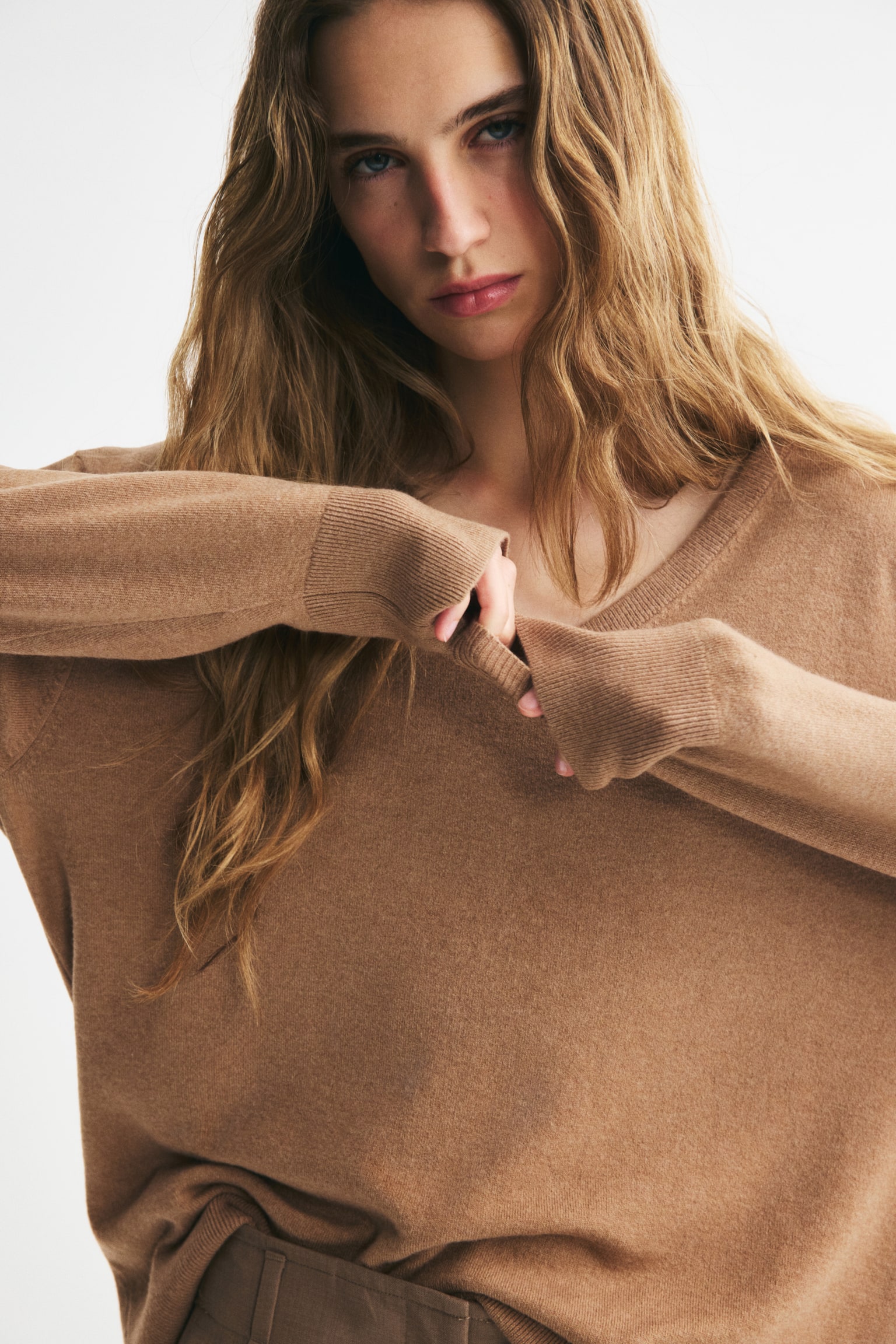Женский свитер H&M Oversized V-Neck, цвет: Тёмный бежевый — фото 5