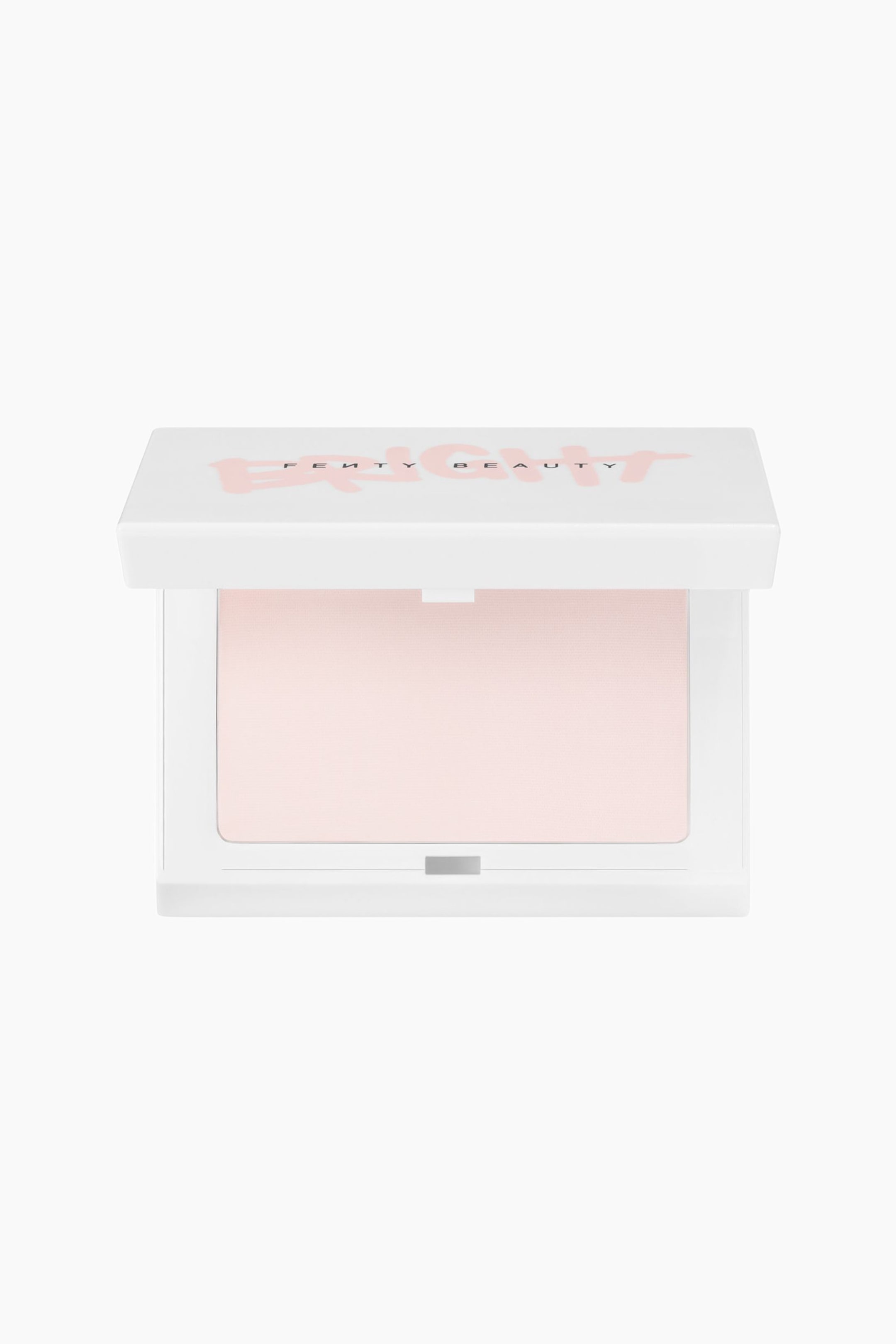 Näytä suurempi kuva: Bright Fix Instant Brightening + Blurring Powder näkyy avoimessa, edestä kuvattuna valkoisessa suorakulmaisessa puuterirasiassa, jossa paljastuu sileä, vaaleanpunainen puristepuuteri. Hieman koholla oleva kansi näyttää ”FENTY BEAUTY” -brändin nimen mustalla tekstillä tyylitellyn vaaleanpunaisen grafiikan päällä.