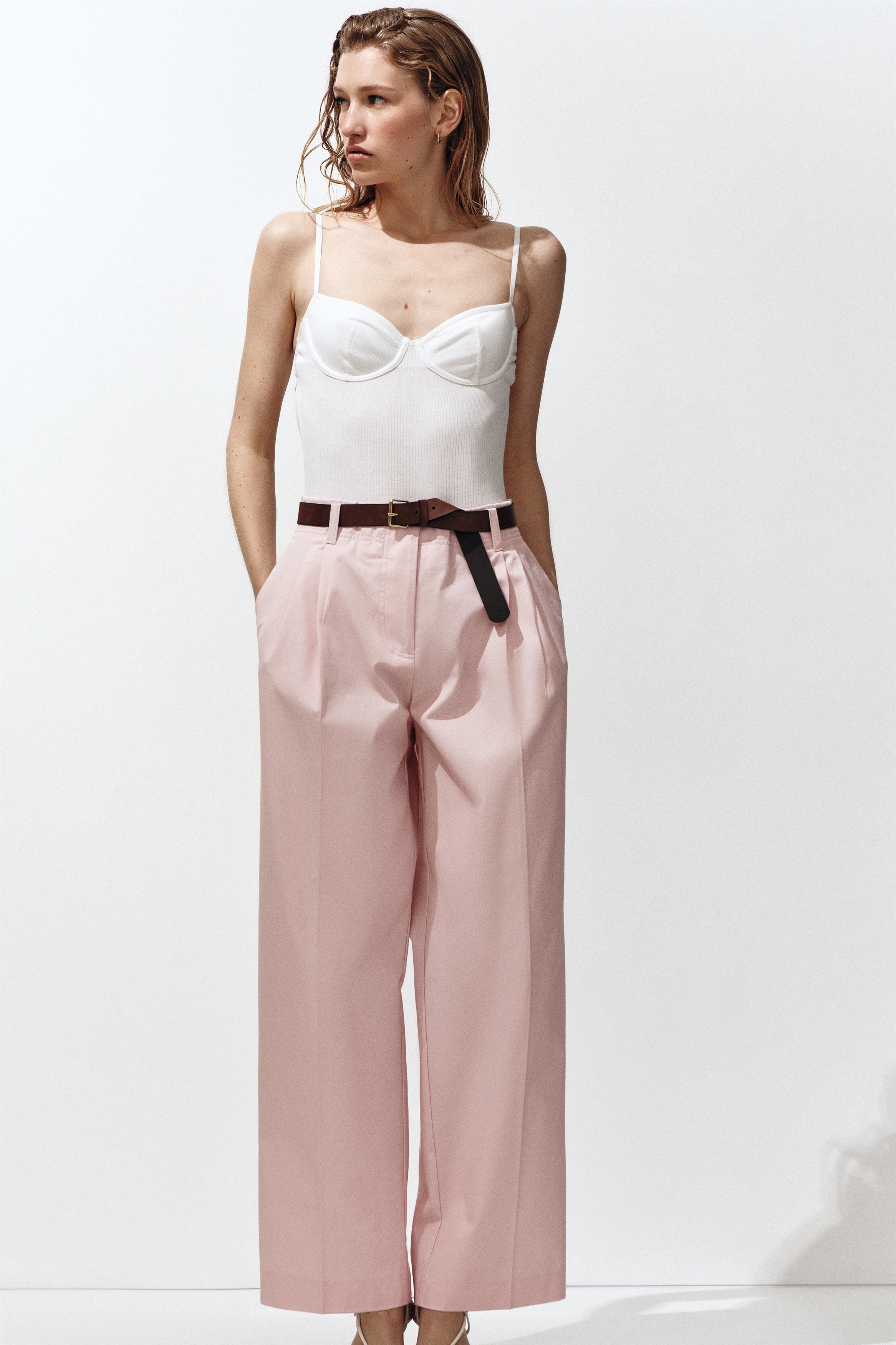 Katoenen chino met ceintuur