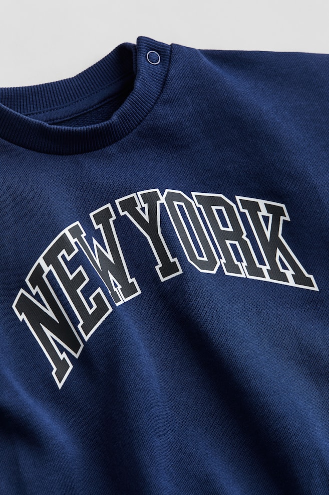 Sweatshirt i bomuld med tekstmotiv - Mørkeblå/New York/Lysegråmeleret/New York/Grøn/Los Angeles/Hvid/Los Angeles - 2