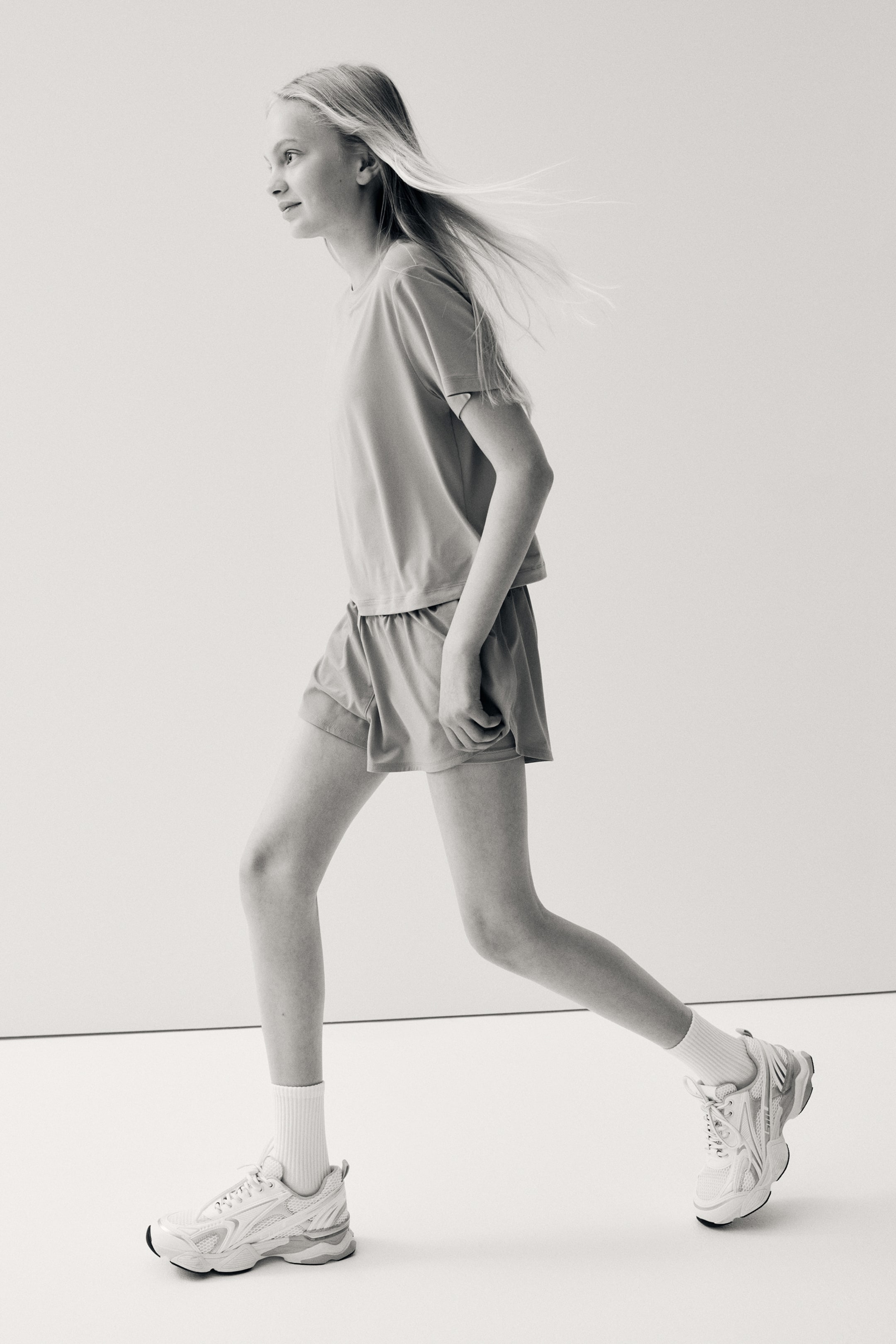 Детские футболки H&M Loose-Fit Sports T-Shirt with SoftMove™ — фото 6