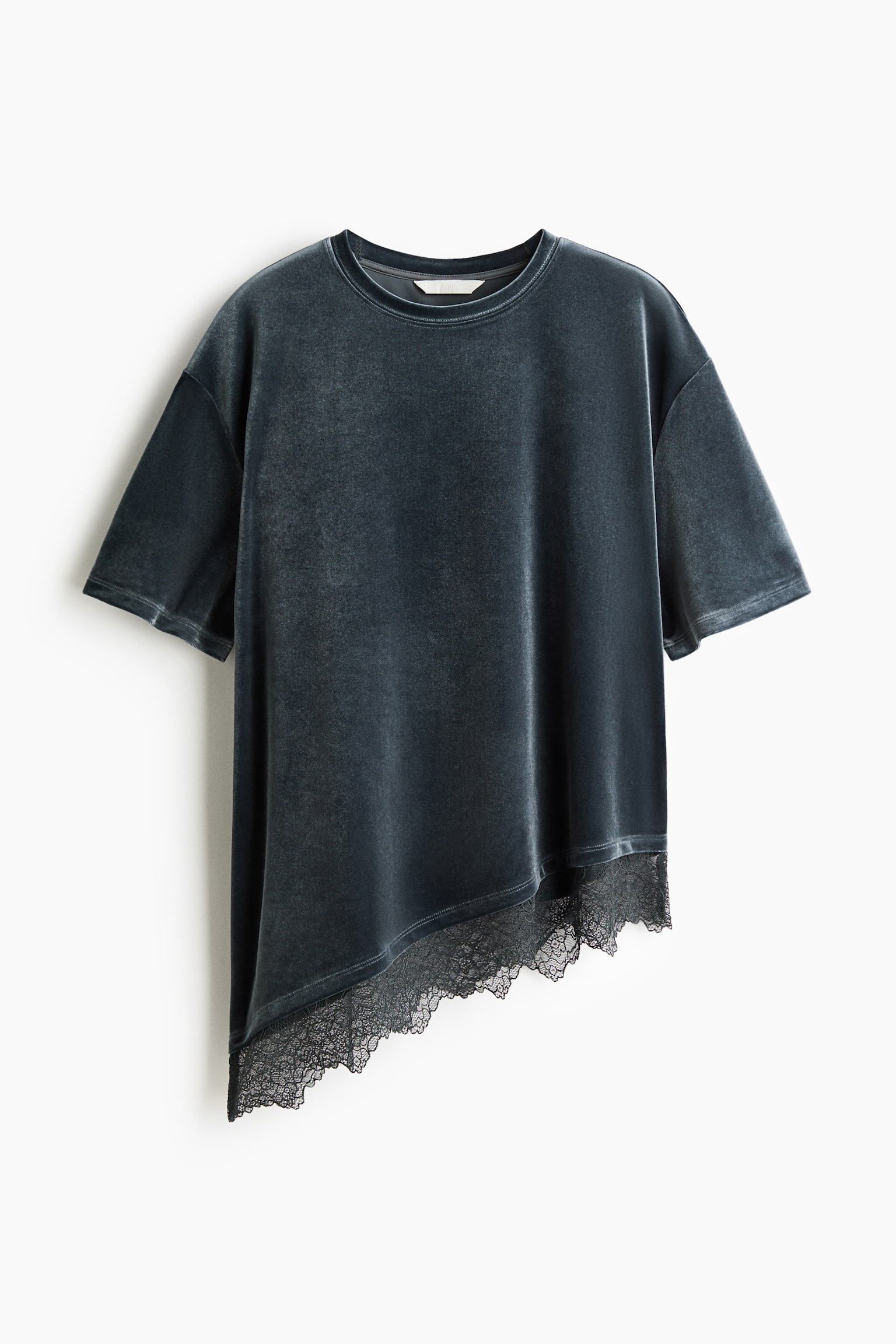 Una camiseta de terciopelo verde azulado oscuro vista de frente, con cuello redondo, mangas cortas holgadas y un dobladillo asimétrico rematado con delicado encaje negro. - 1