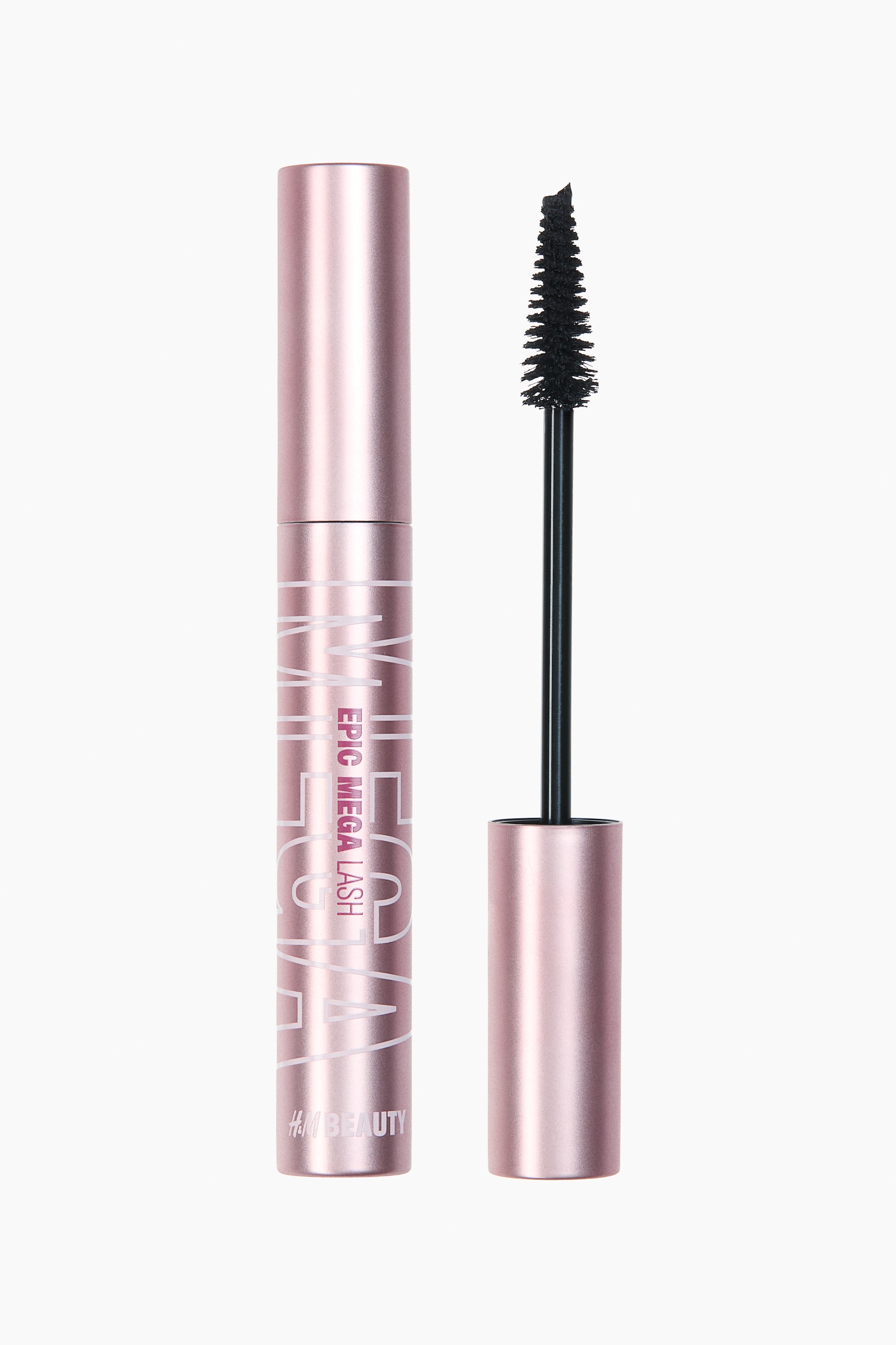 Näytä suurempi kuva: Ripsivärituote esittelee ruusukultaisen sylinterimäisen putkilon, jossa on pystysuoraan teksti "EPIC MEGA LASH" ja vaakasuoraan teksti "H&M BEAUTY". Korkki on poistettu, paljastaen mustan sauvan, jossa on kartiomainen harja, jossa on tiheät mustat kuidut, ja korkki seisoo pystyasennossa putkilon vieressä.