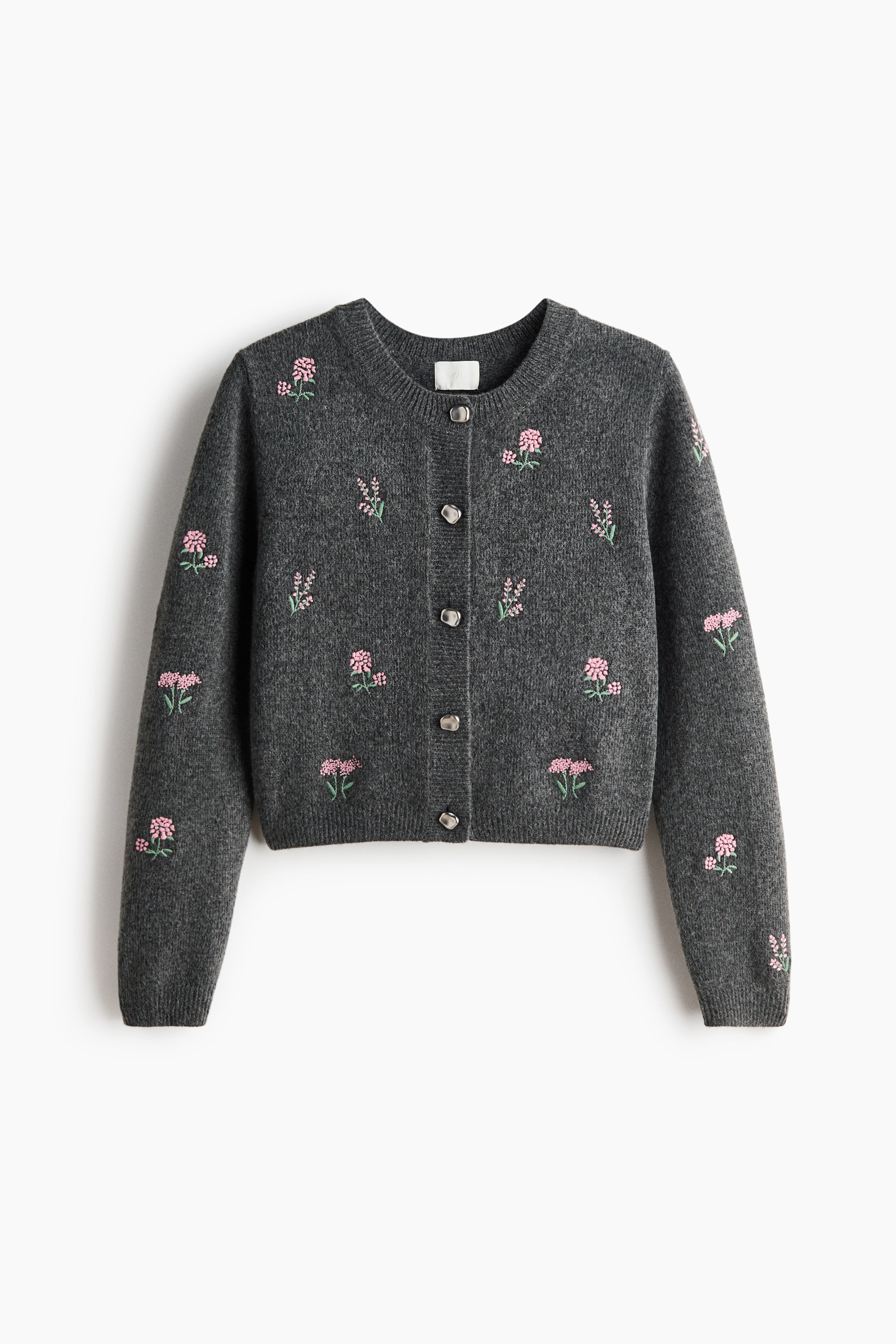 拡大画像を表示: ダークグレーのニットカーディガン（フロント）。ラウンドネック、長袖、ピンクとライトグリーンの刺繍フローラルが散りばめられています。フロントは不規則なシルバートーンのメタルボタンで留められ、ネックライン、ボタンバンド、カフス、裾はリブ仕様です。