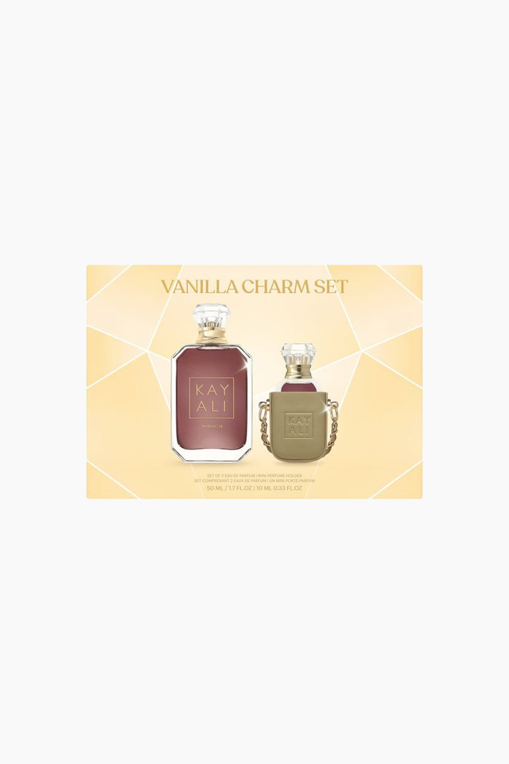 Vis større bilde: Kayali Vanilla Charm Set, presentert i en lys gul eske med geometriske linjer, viser en 50 ml åttekantet glassflaske med Vanilla | 28 Eau de Parfum ved siden av en 10 ml miniflaskе plassert i en gulltonet charmholder i kunstlær med skulderrem i kjede.