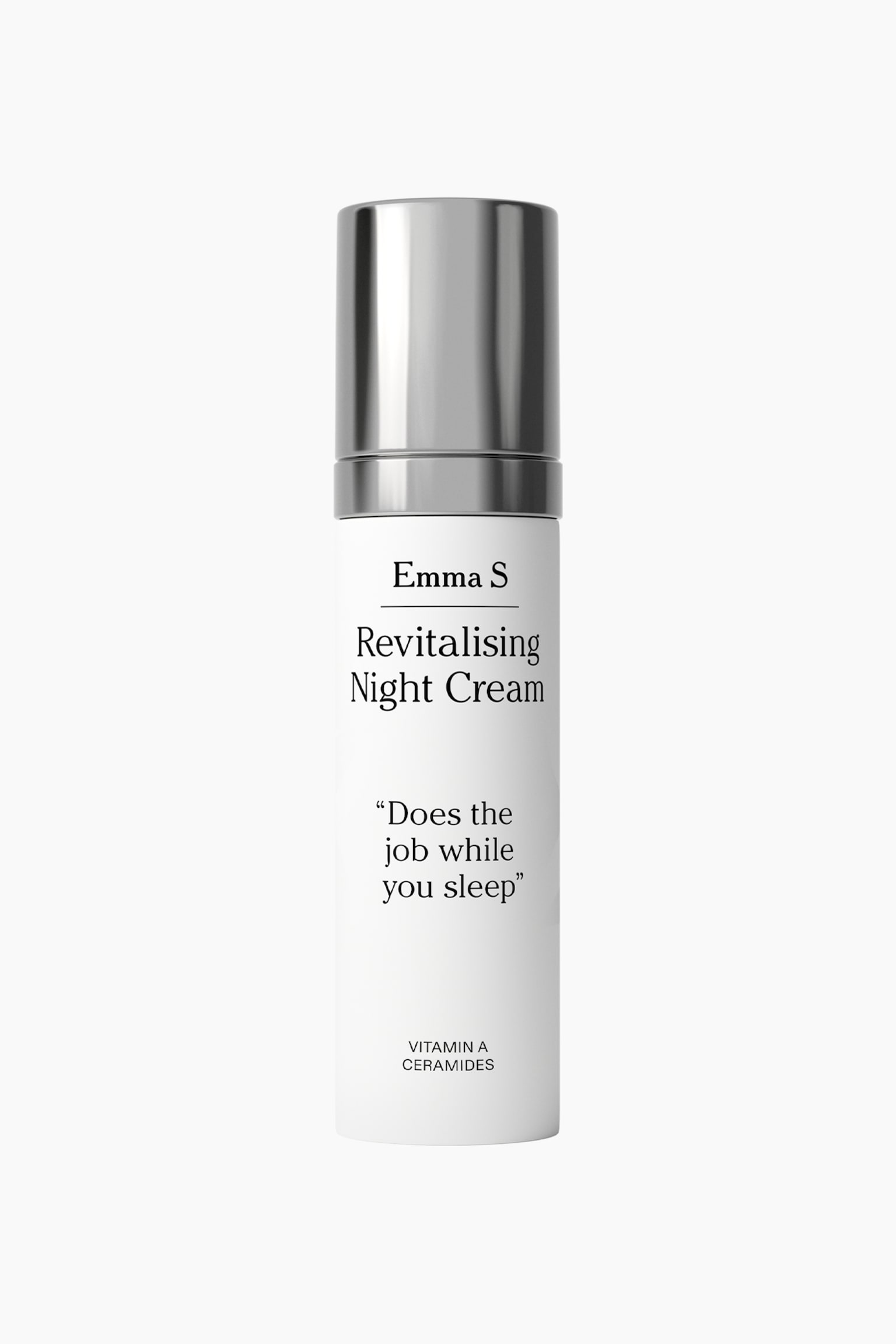 Emma S Revitalising Night Cream stÃ¥r oppreist og viser en sylindrisk, hvit flaske med en reflekterende, metallisk sÃ¸lvfarget kork. Den frontvendte flasken har svart trykt tekst som lyder Â«Emma SÂ», Â«Revitalising Night CreamÂ», Â«?Does the job while you sleep?Â» og Â«VITAMIN A CERAMIDESÂ». - 1