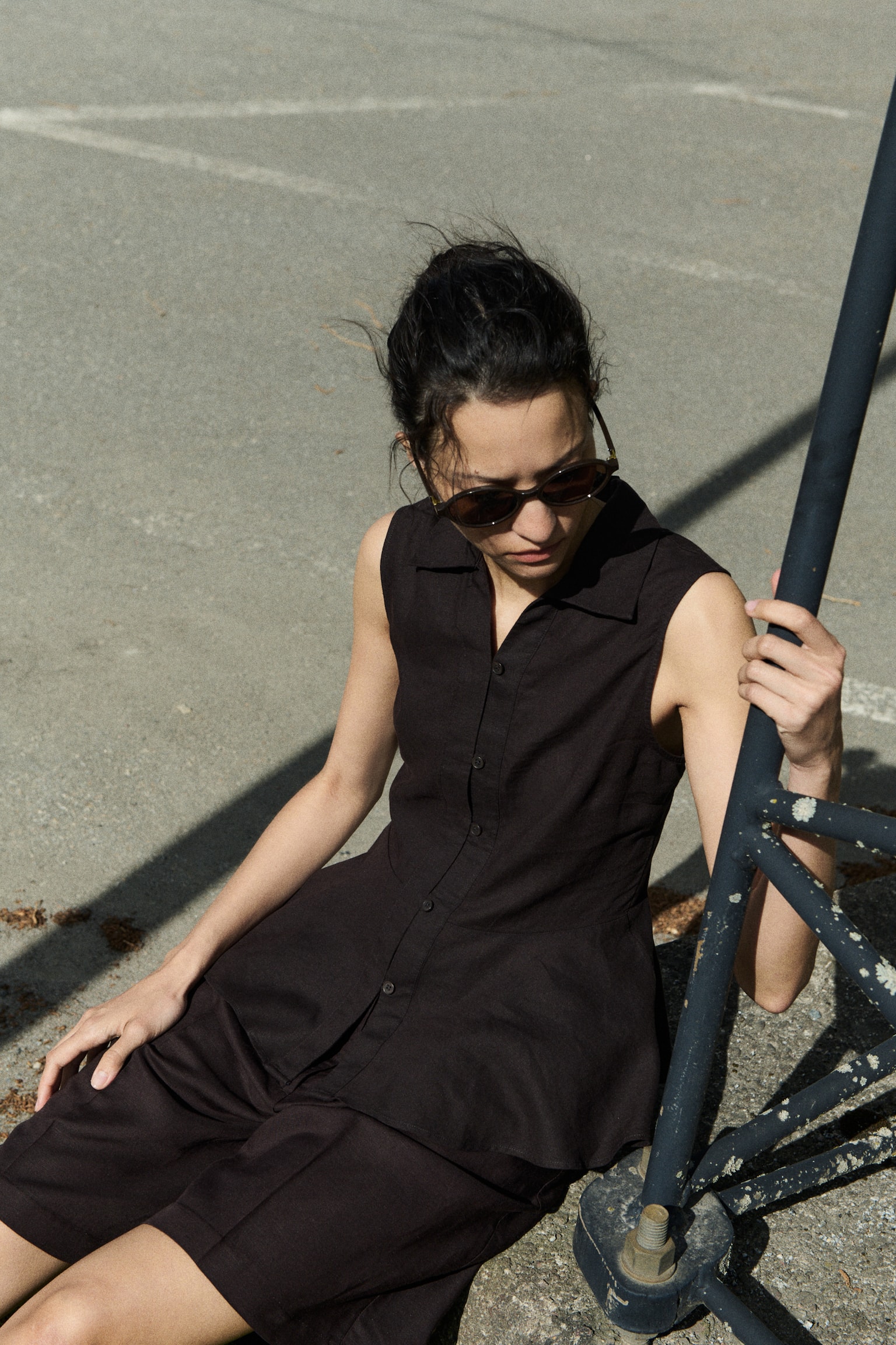 Sleeveless linen-blend shirt - Dark brown/Light blue - 1