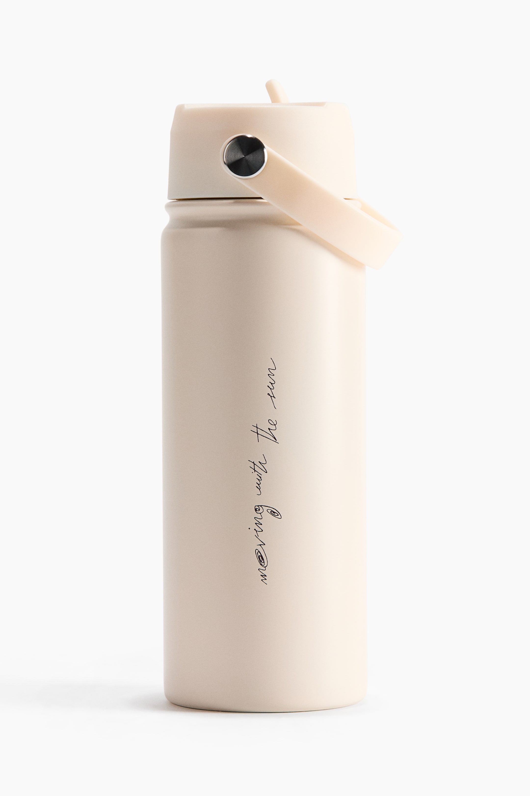 Ampliar la imagen: Una botella de agua de color beige claro presenta un cuerpo cilíndrico con un acabado mate. Un texto en cursiva negra, que dice "moviendo con el sol", corre verticalmente a lo largo de su superficie frontal. Una tapa a juego en beige claro cubre la parte superior, de la cual sobresale una pajilla, y un asa flexible se extiende desde la tapa, con pasadores circulares oscuros asegurándola.