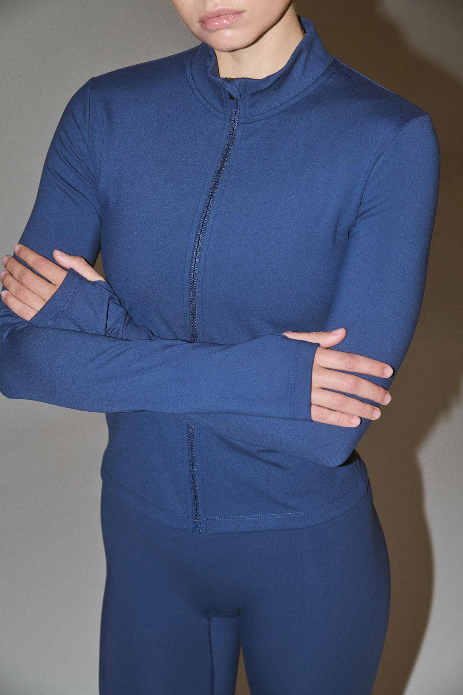 Træningsjakke med SoftMove™ og lynlås - Stormblå/Frostlilla/Sort/Mørkebrun/Marineblå/Lys vinrød/Creme/Auberginelilla/Ferskenbeige/Mørk beige/Mørkegrå/Antikrosa/Brun/Lys muldvarpegrå/Mørkegrå/Pannacottagul/Trøffelgrå/Blød lilla/Chokoladeblomme - 2