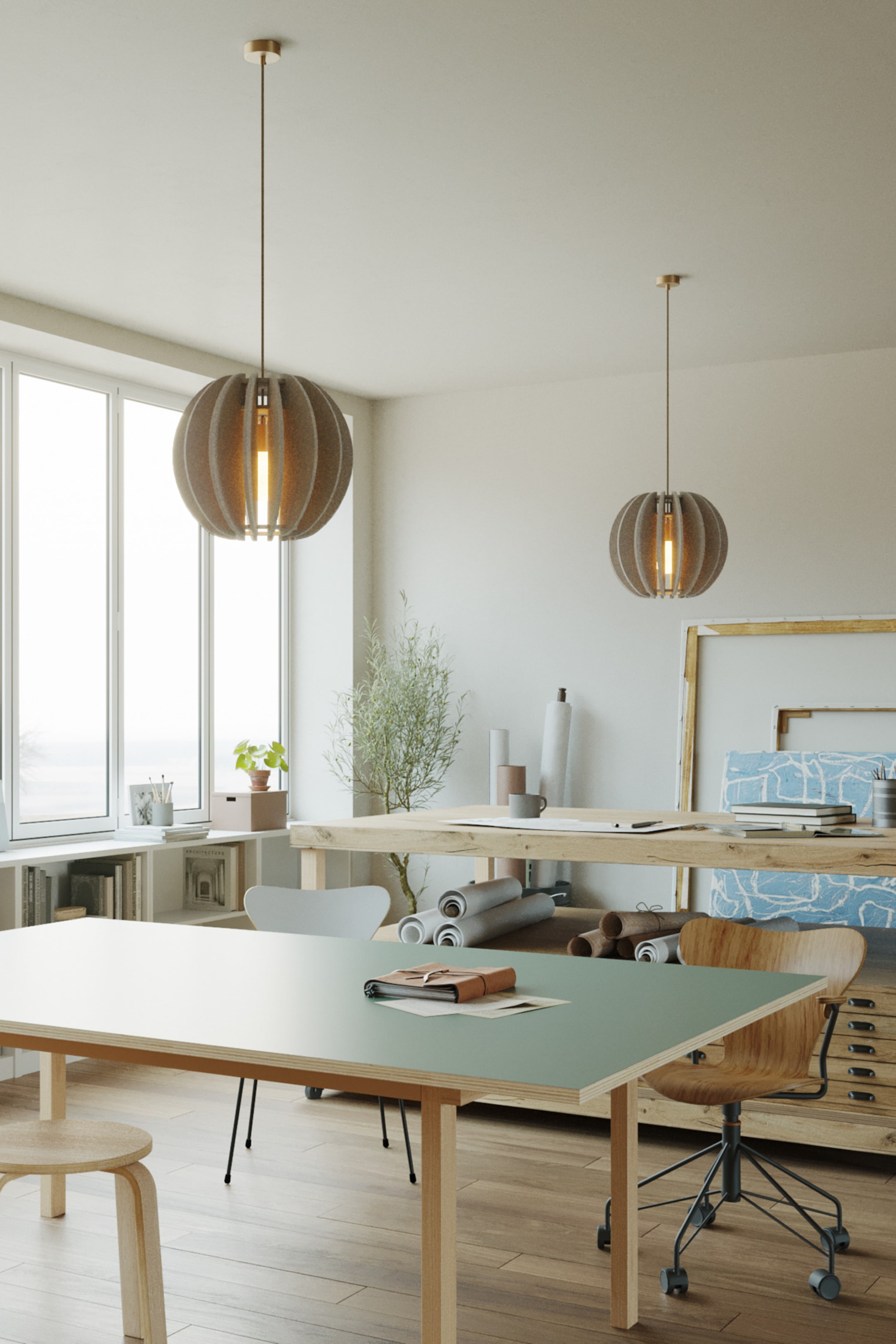 Grotere afbeelding bekijken: Een bolvormige hanglamp hangt verticaal, met een kap die bestaat uit gebogen, viltachtige bruin-beige segmenten. Een zichtbare gloeilamp straalt vanuit de open structuur van de kap.