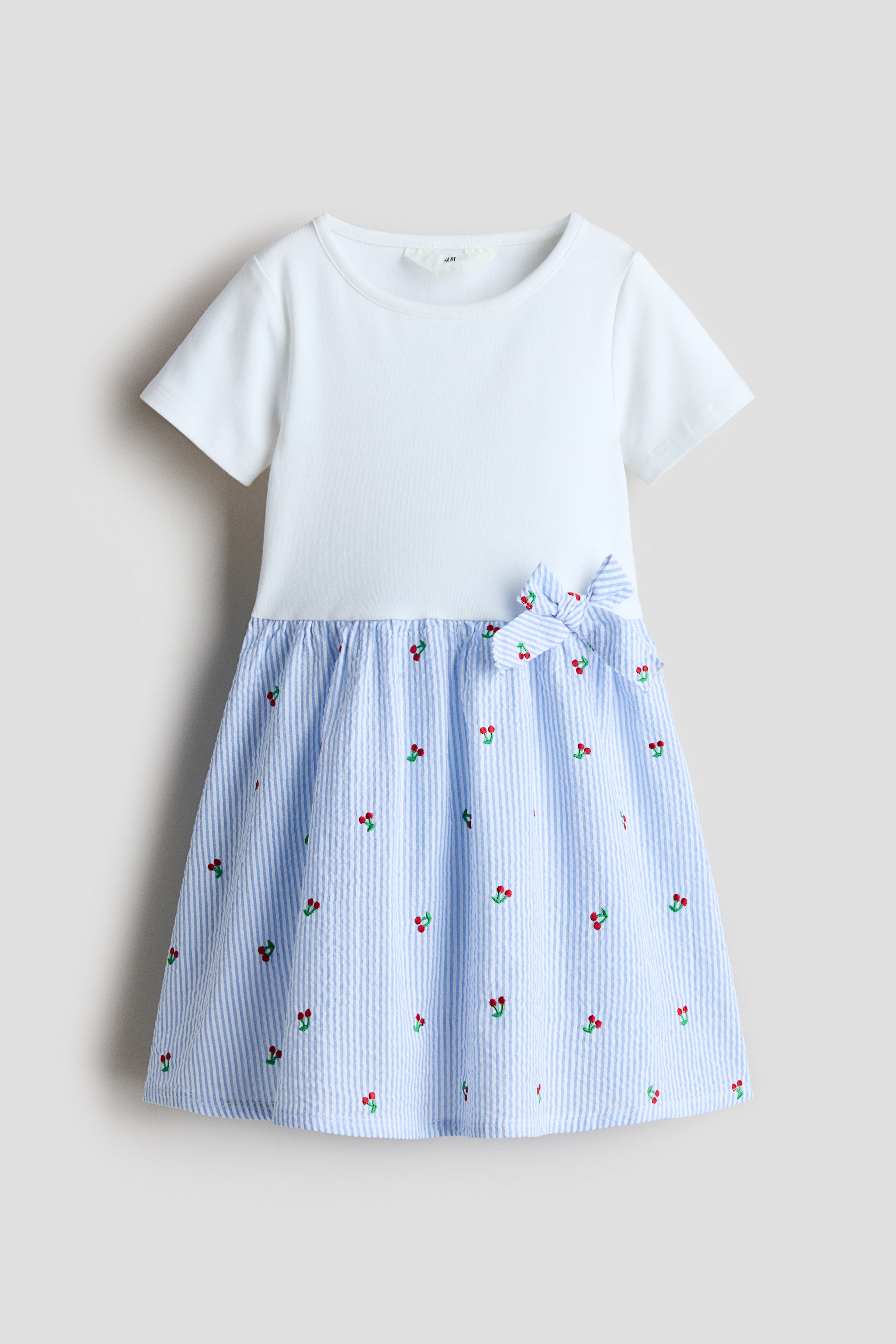 Xem ảnh lớn hơn: Váy có chân váy vải sọc nhăn - Xanh dương nhạt/Quả anh đào - Kids | H&M VN 1