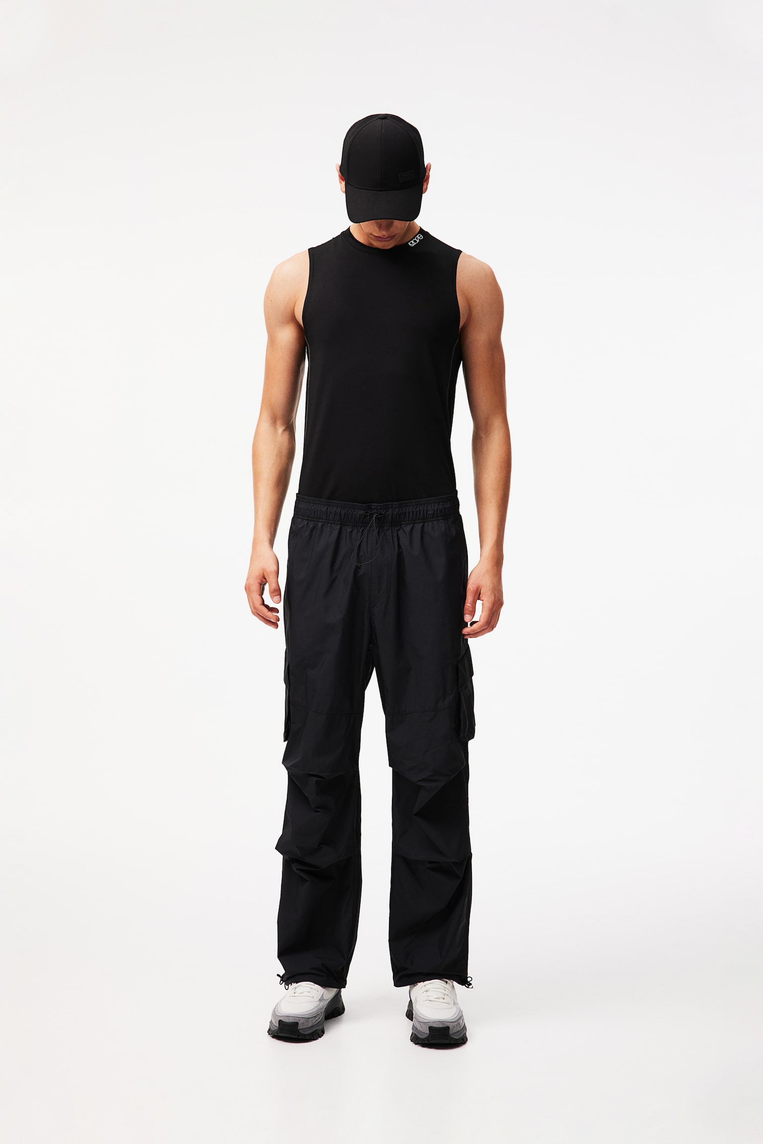 Parachutebyxa i cargostil Relaxed Fit - Svart - 1