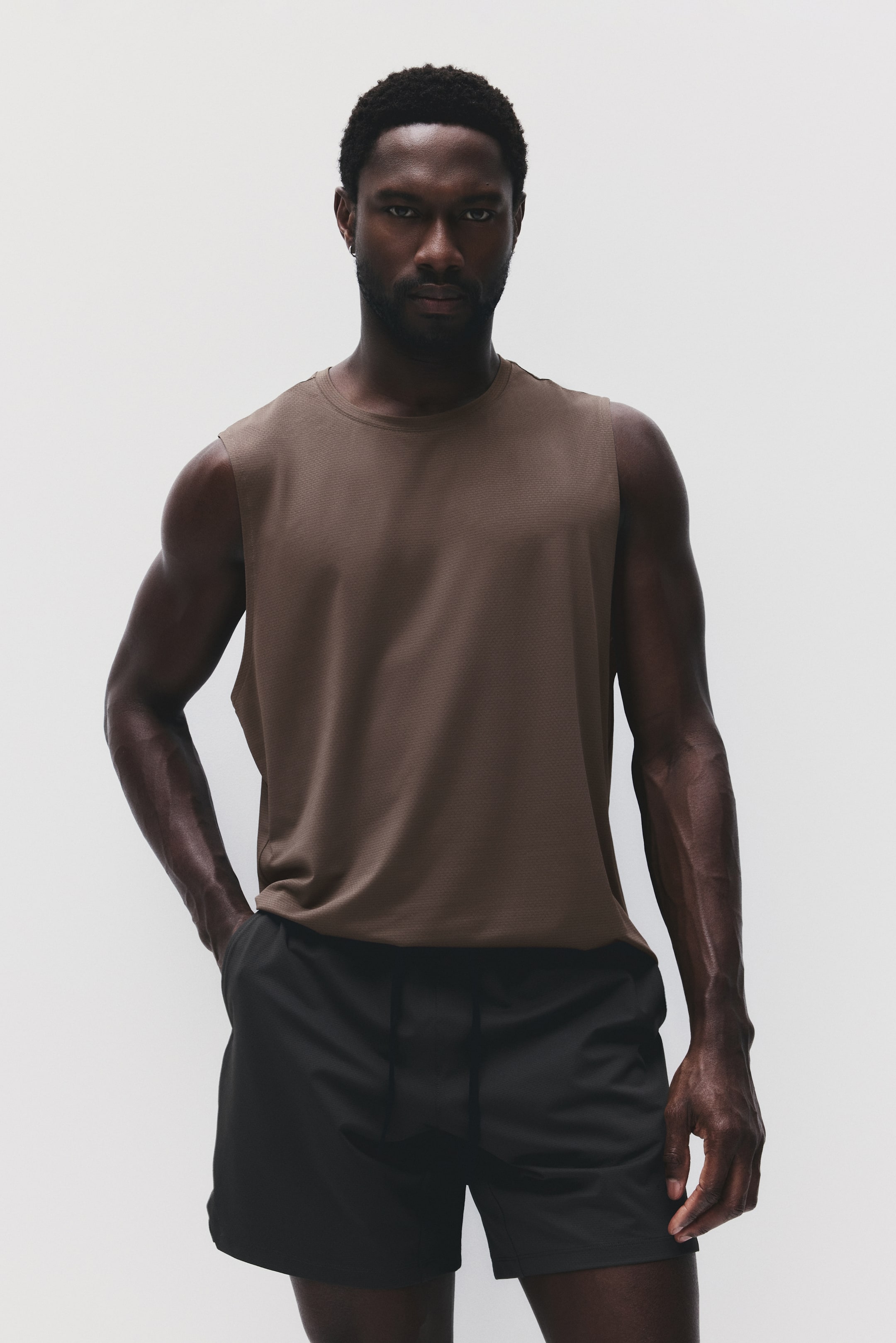 拡大画像を表示: レギュラーフィット スポーツタンクトップ DryMove™ - ブラウン - Men | H&M JP 1