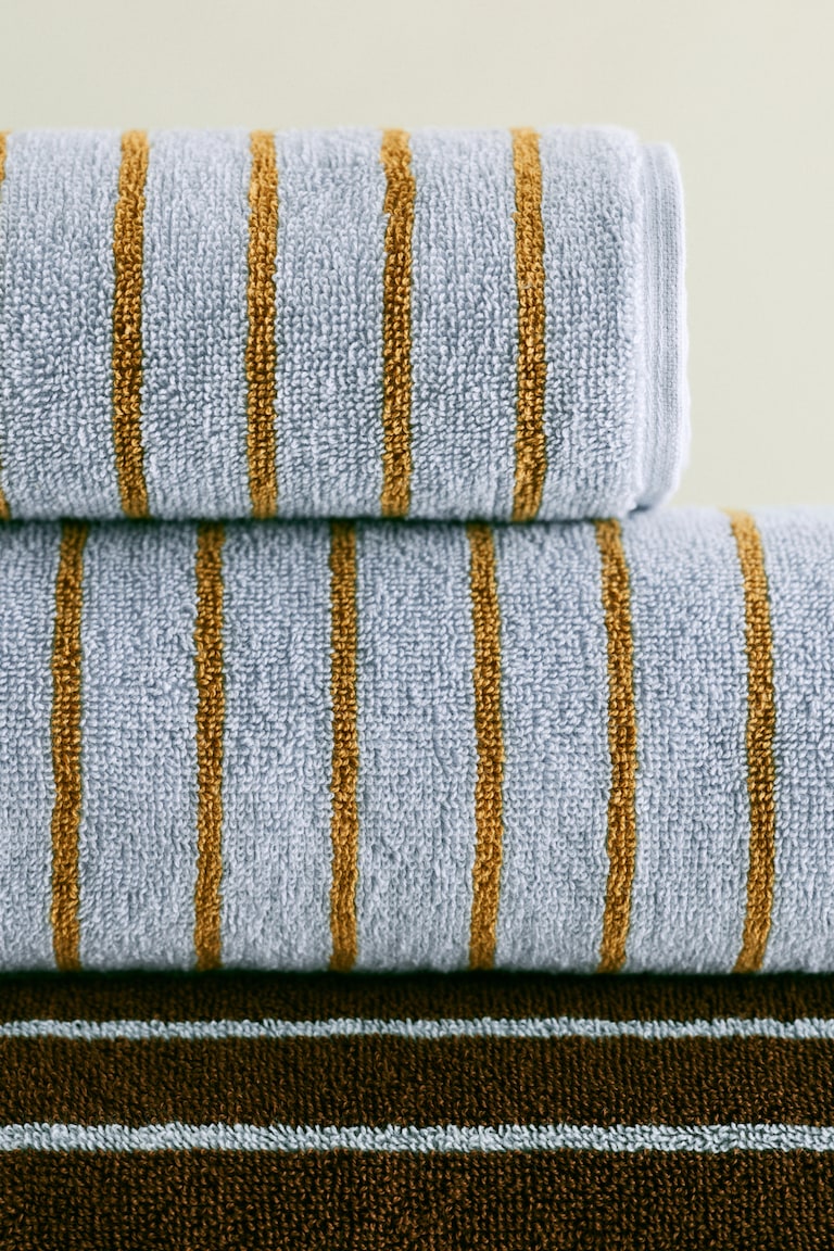 Gestreiftes Handtuch - Hellblau/Beige gestreift - Home All