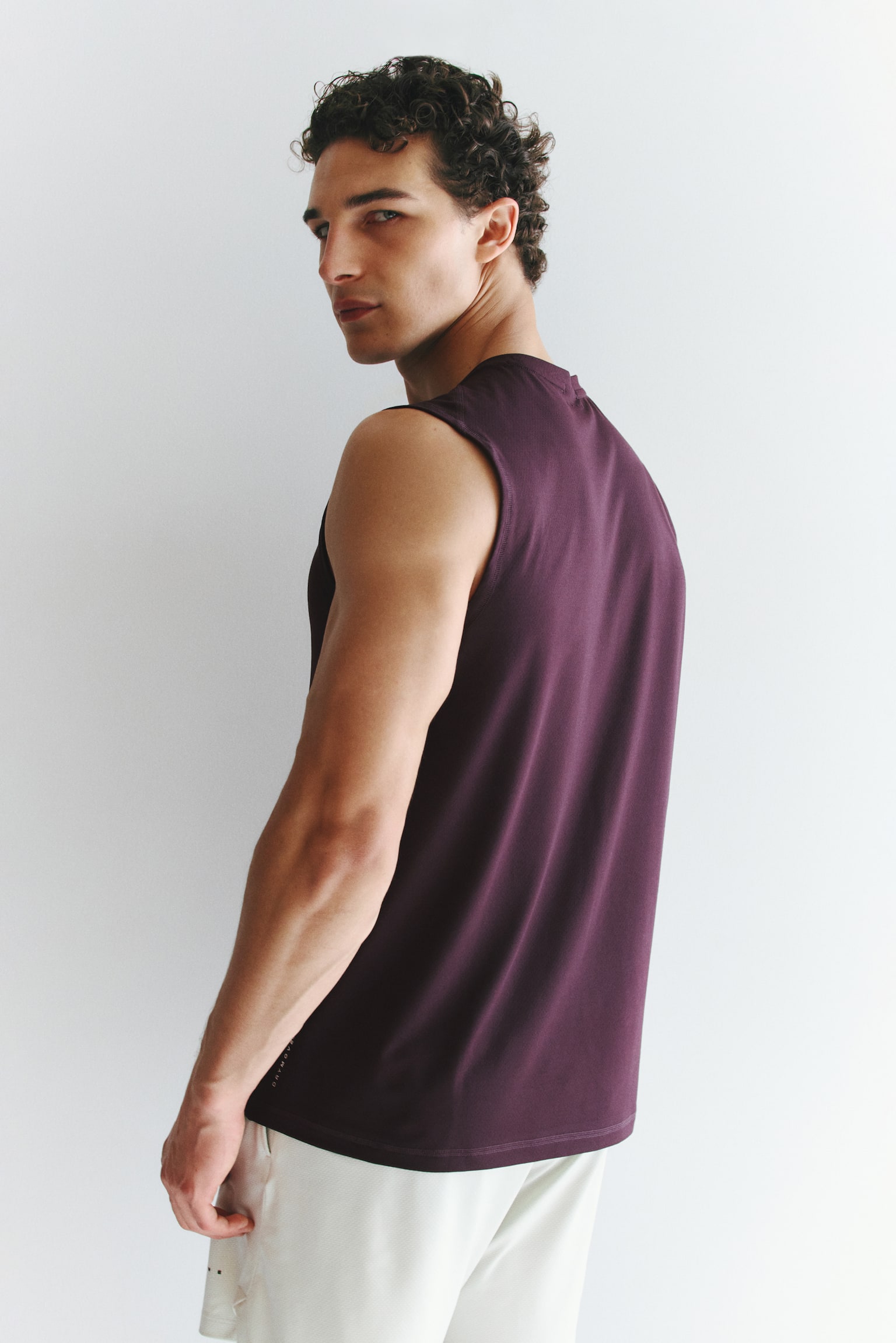 Мужской топ H&M Move Regular-Fit Sports with DryMove™, цвет: Шоколадный сливовый — фото 5