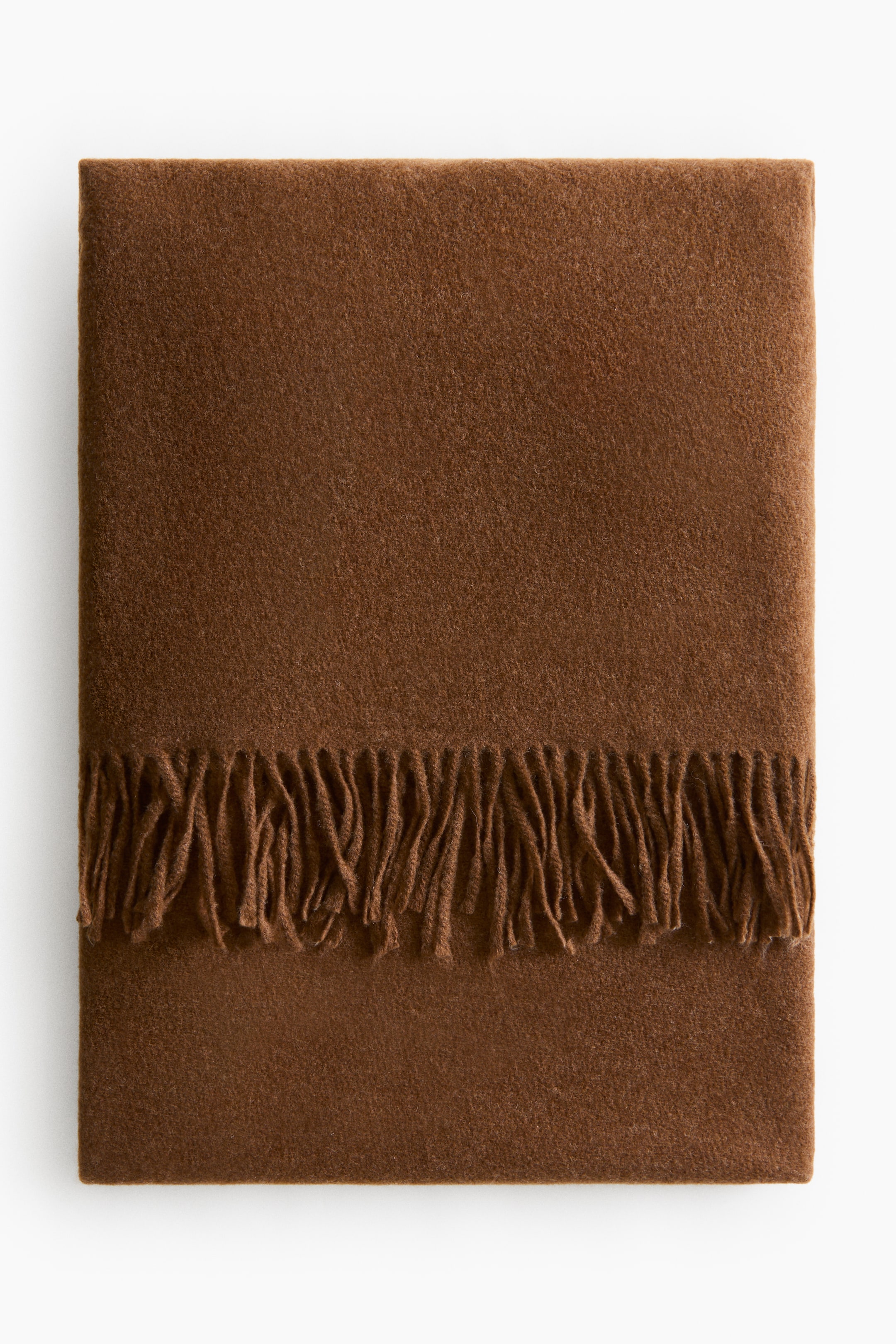 拡大画像を表示: 茶色の毛布が長方形に折りたたまれており、柔らかく均一な質感で、幅に沿ってフリンジの縁飾りがあります。