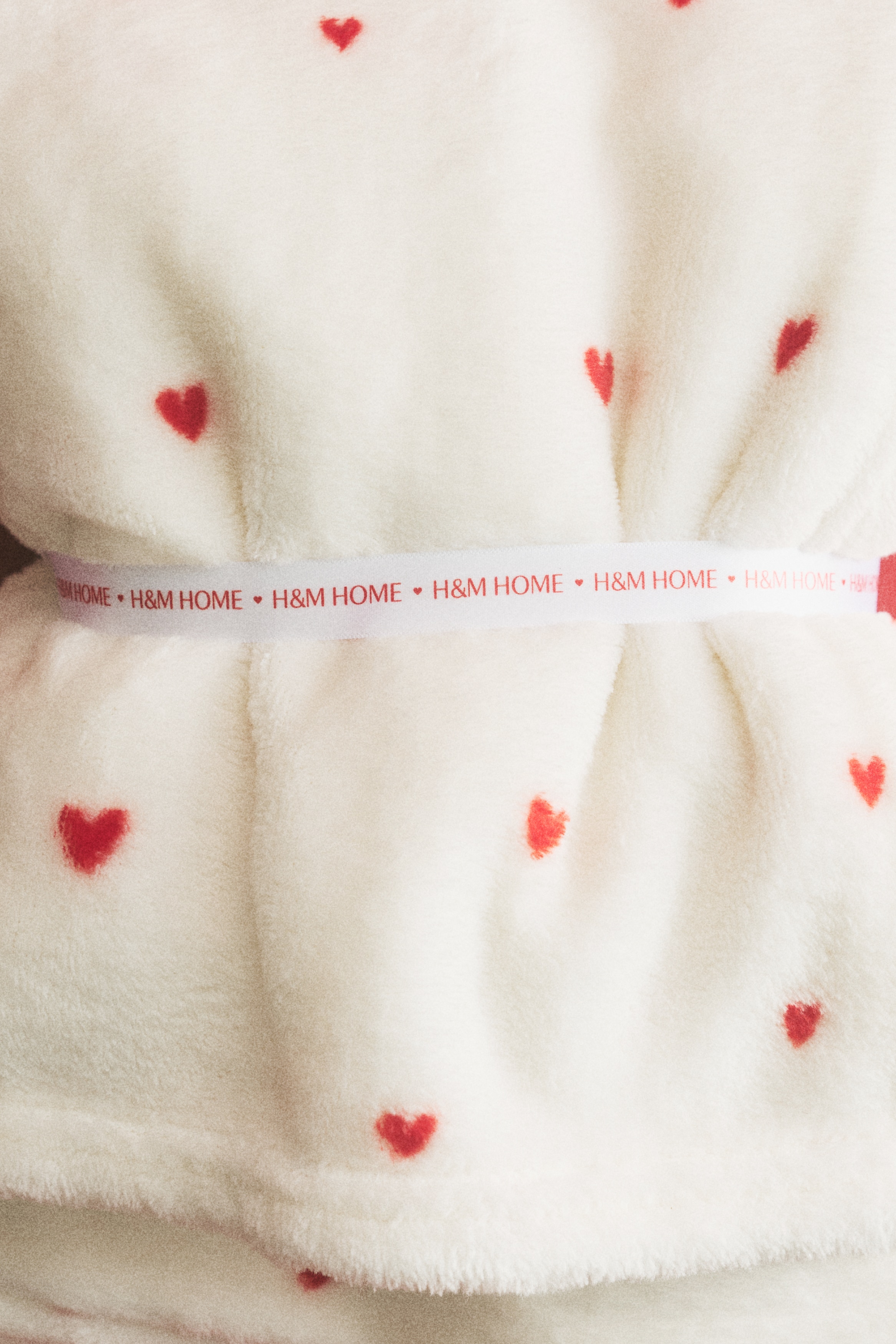 Patterned fleece blanket - White/Hearts/Light yellow/Oranges/Light green/Vehicles/Light beige/Dinosaurs/Dark blue/Space/White/Rainbow/Light beige/Unicorns/Light beige/Dinosaurs/White/Bats/Black/Ghosts