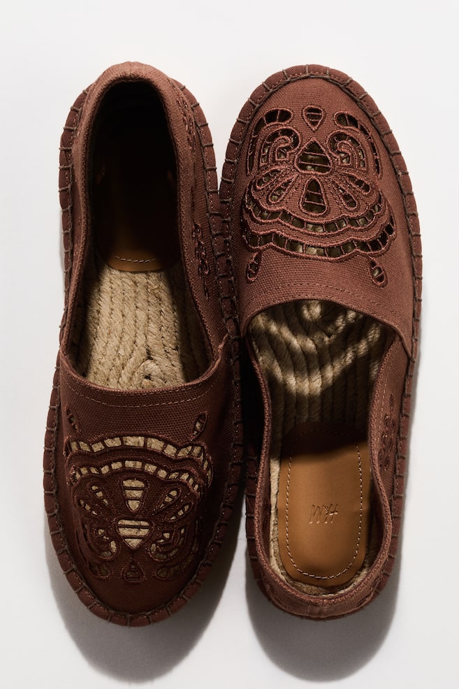 Espadrilles avec broderie anglaise - Marron foncé/Blanc/Vert kaki - 2
