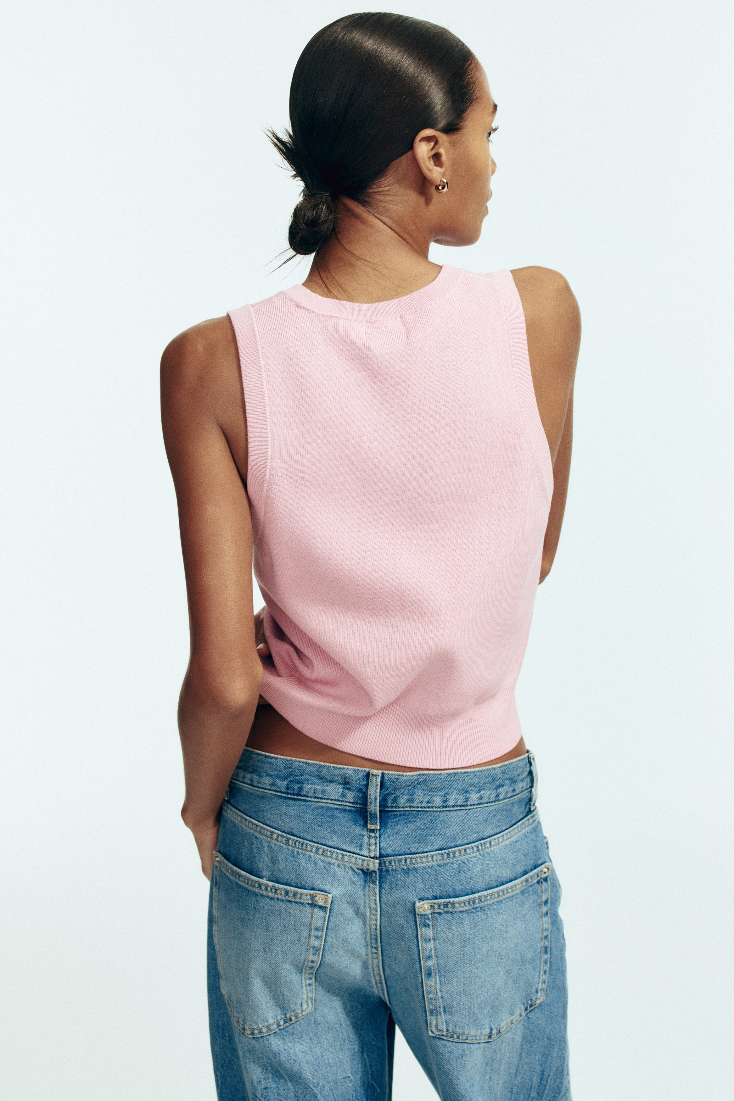 Fine-knit sweater vest