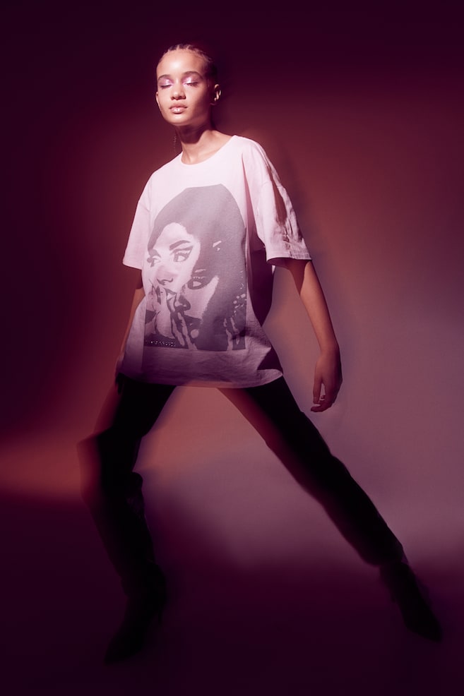 Boxy T-shirt med tryk - Lys rosa /Ariana Grande/Sort/Ariana Grande/Creme/Ariana Grande - 4