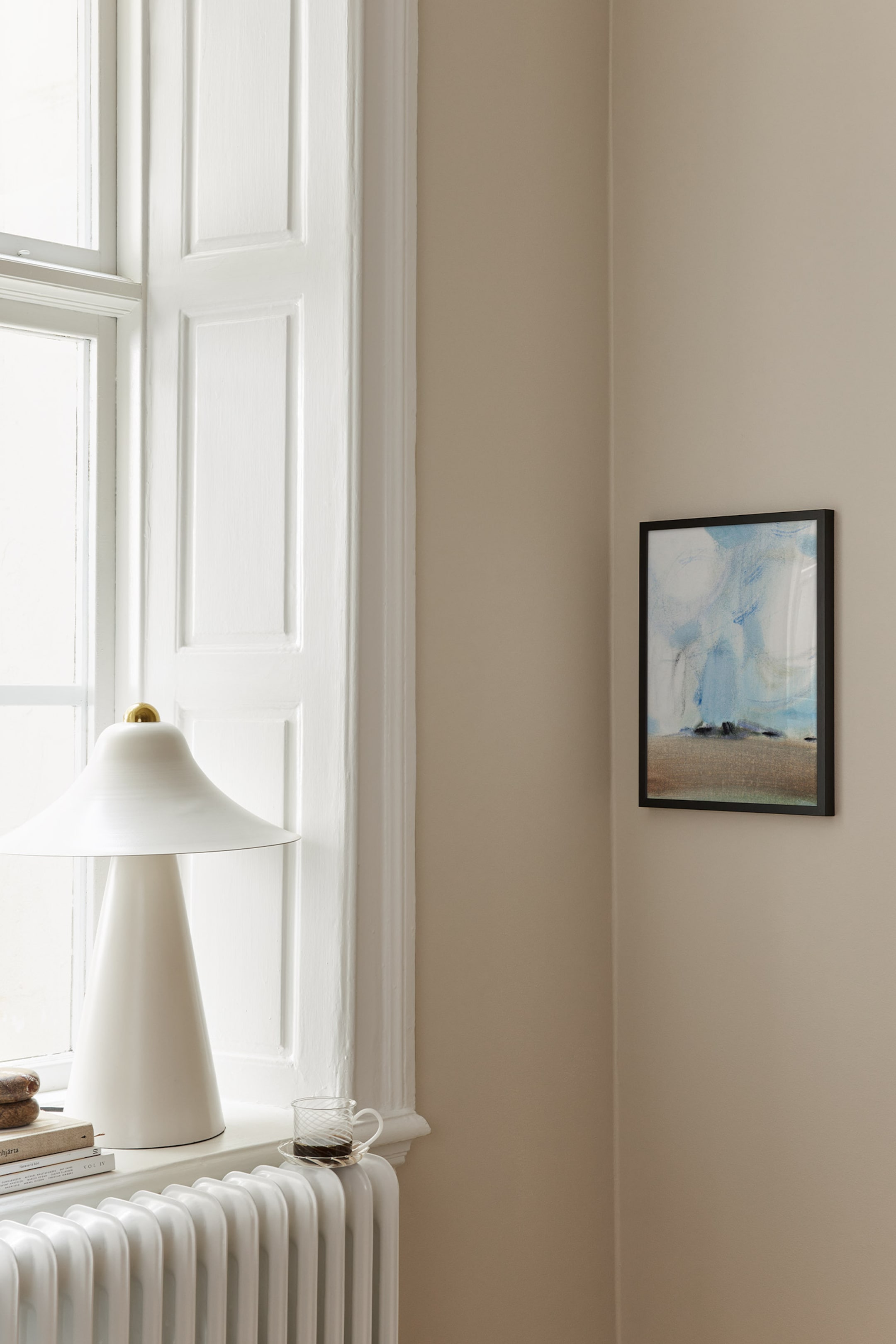 Grotere afbeelding bekijken: Een verticaal georiënteerd abstract kunstwerk met tinten blauw en beige, ingesloten in een dun zwart rechthoekig frame. Het staat recht naar voren gericht.