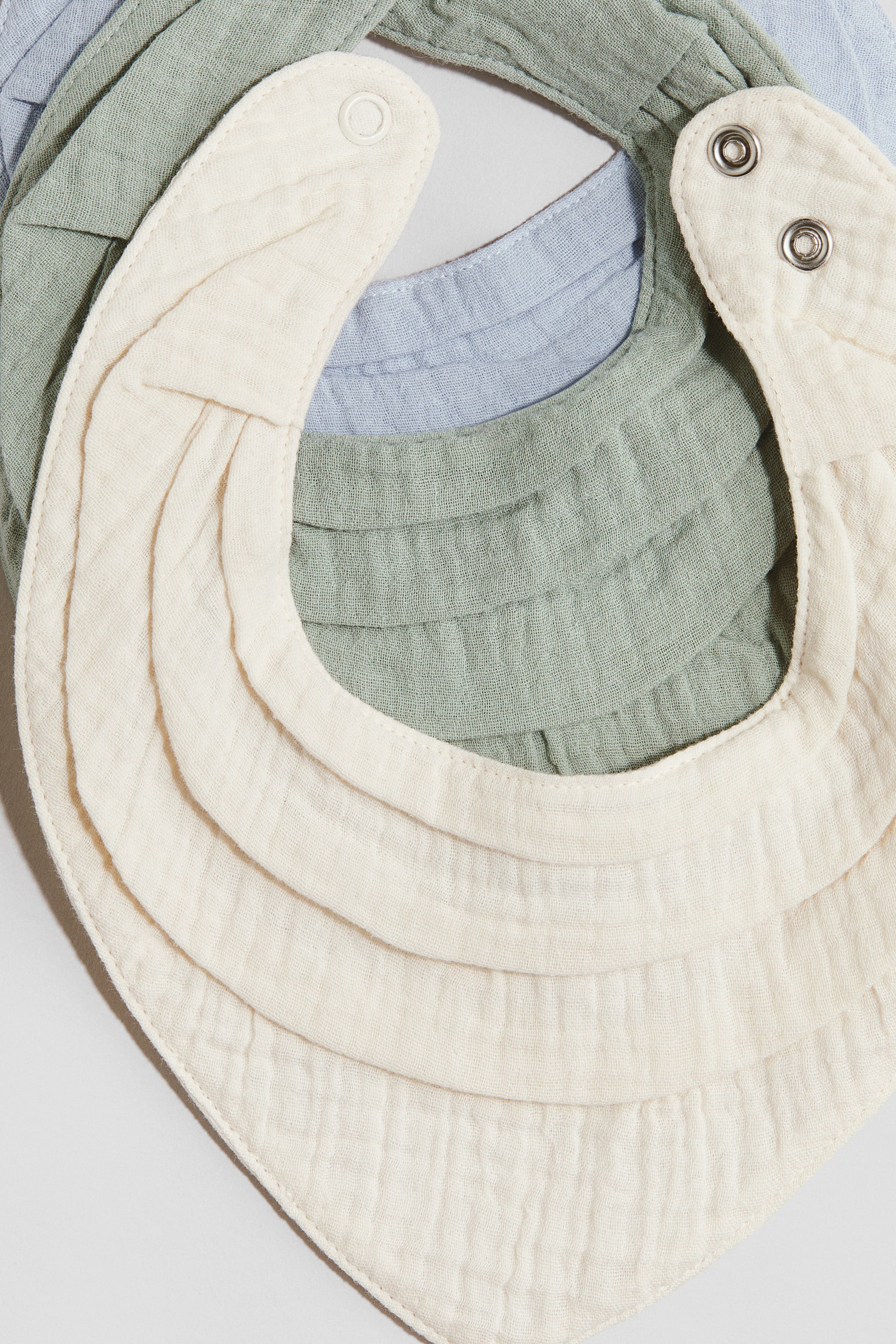 Ampliar la imagen: 3-pack Baberos en muselina de algodón - Azul claro/Verde claro - Kids | H&M MX 2