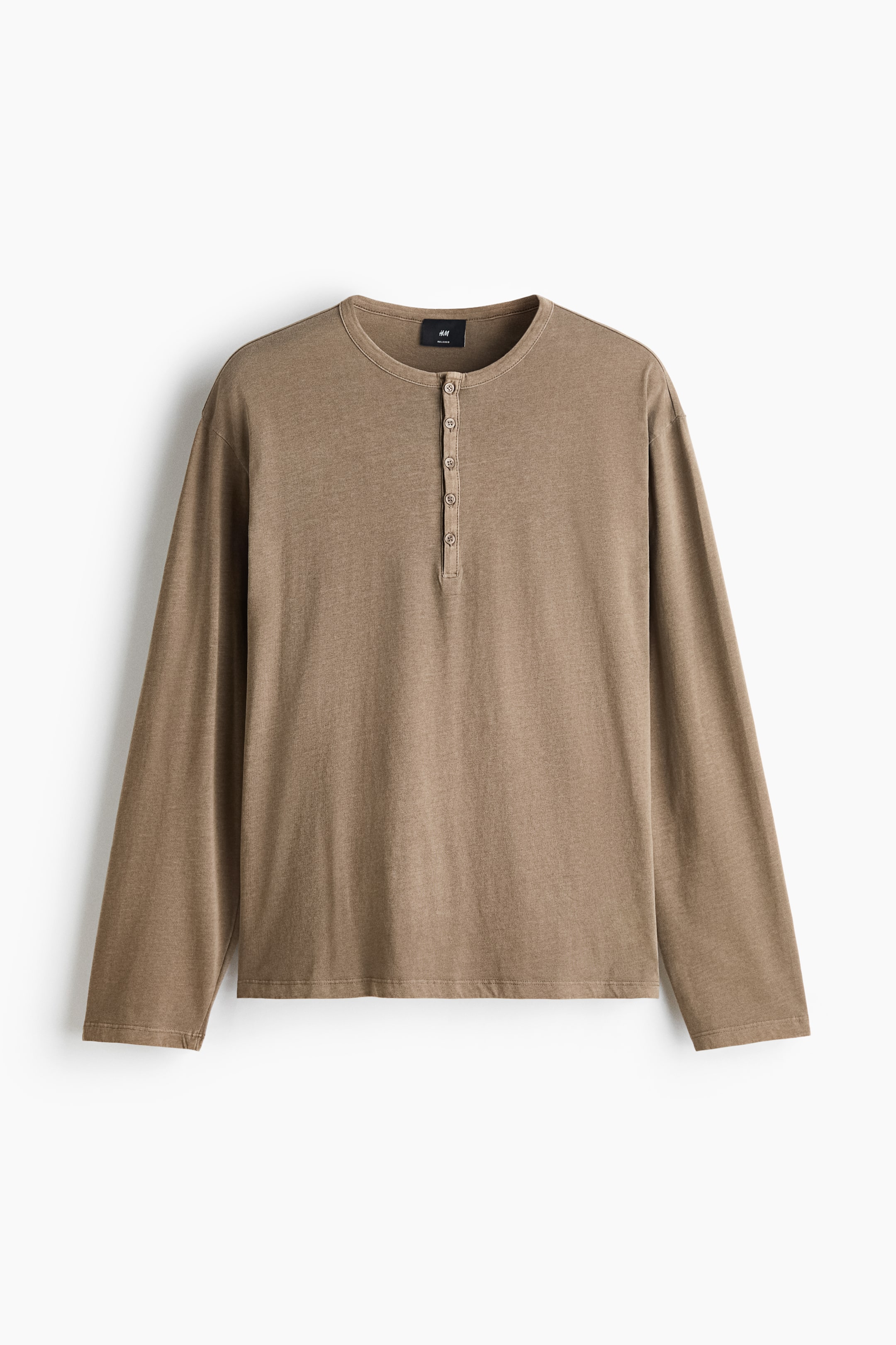 Agrandir l'image: Un t-shirt Henley à manches longues de couleur brun atténué est présenté de face, avec un col rond, une patte de boutonnage à cinq boutons, des manches longues et un ourlet droit.