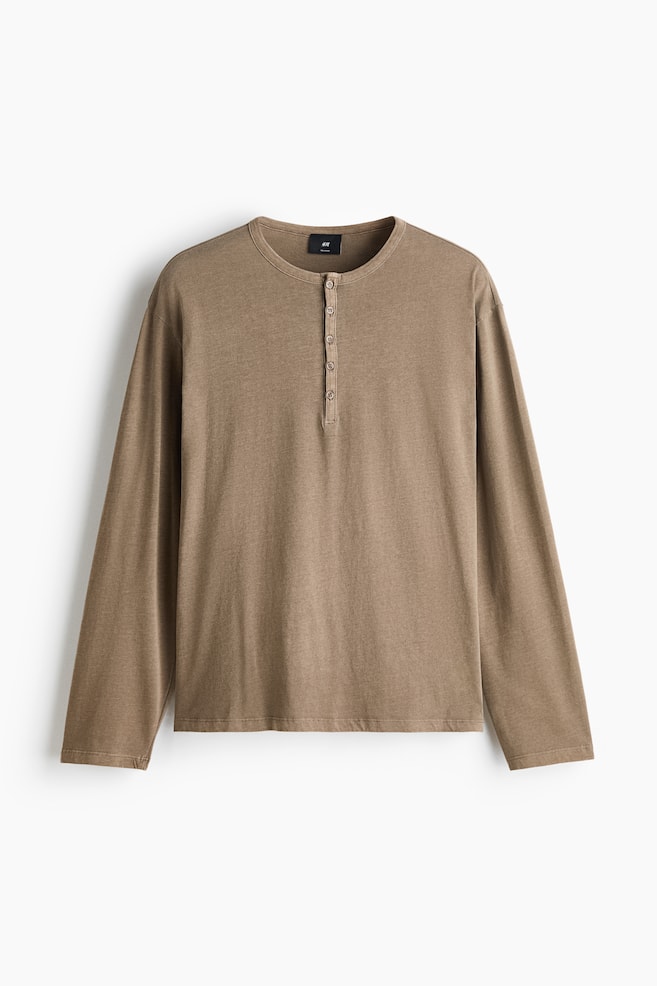 Ein Langarm-Henleyshirt in gedecktem Braun ist von vorne zu sehen und zeigt einen Rundhalsausschnitt mit einer Fünf-Knopf-Leiste, lange Ãrmel und einen geraden Saum. - 1