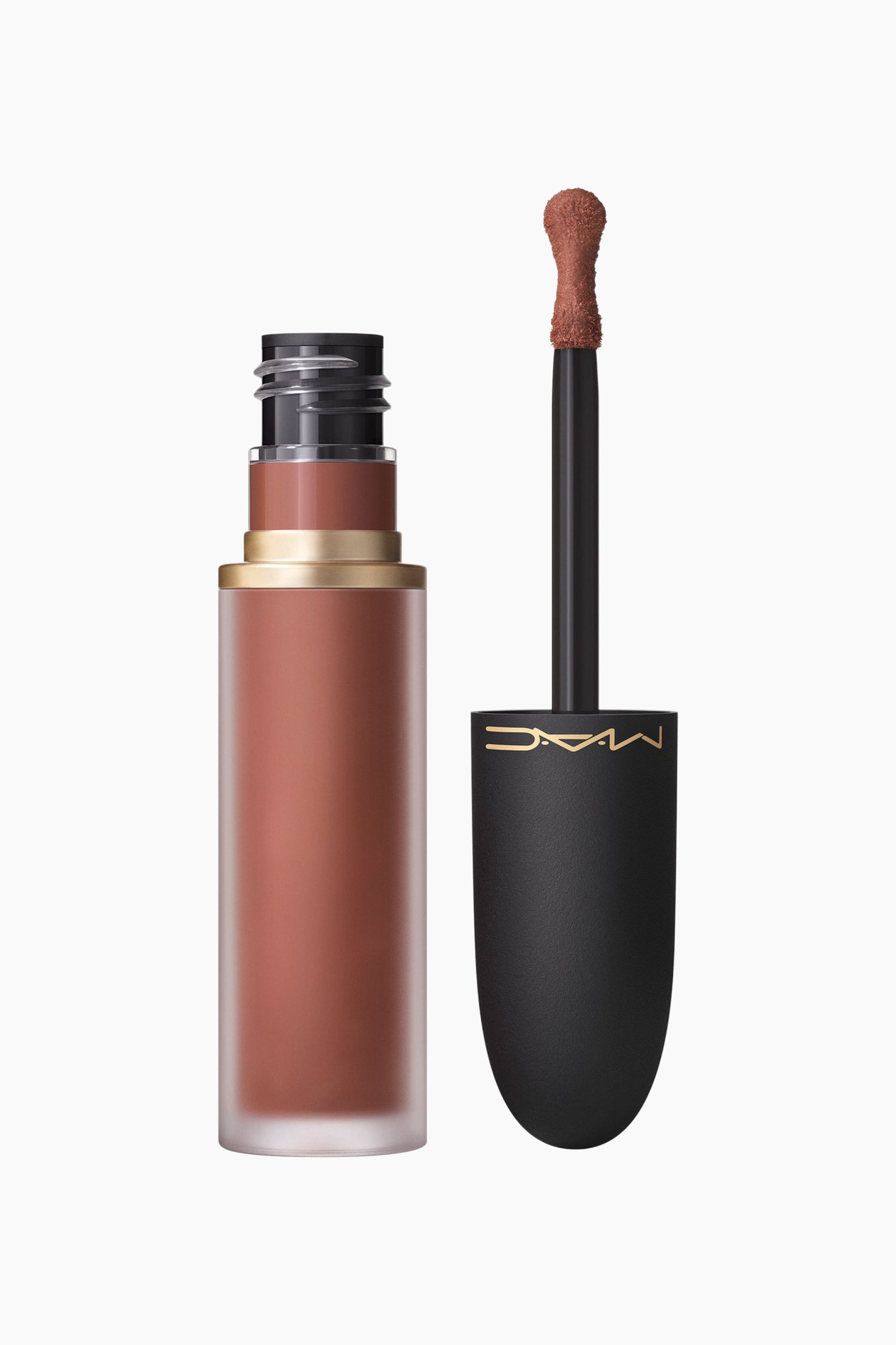 Visa större bild: En flytande läppstiftsbehållare står upprätt och visar en cylindrisk, matt rödbrun kropp med en frostig yta, och ett guldband omger dess hals under en svart gängad topp. En applikator står upprätt bredvid behållaren, med en svart stav och en paddelformad, flockad spets täckt av samma rödbruna vätska, och dess svarta lock visar en guldfärgad MAC-logotyp.