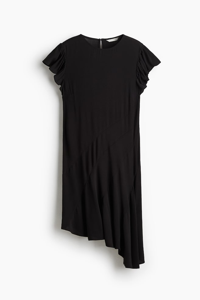 Un vestido negro, presentado desde el frente, presenta un escote redondo, mangas cortas con volantes y una costura diagonal a lo largo del cuerpo. Su dobladillo asimétrico se drapea más largo en el lado derecho. - 1