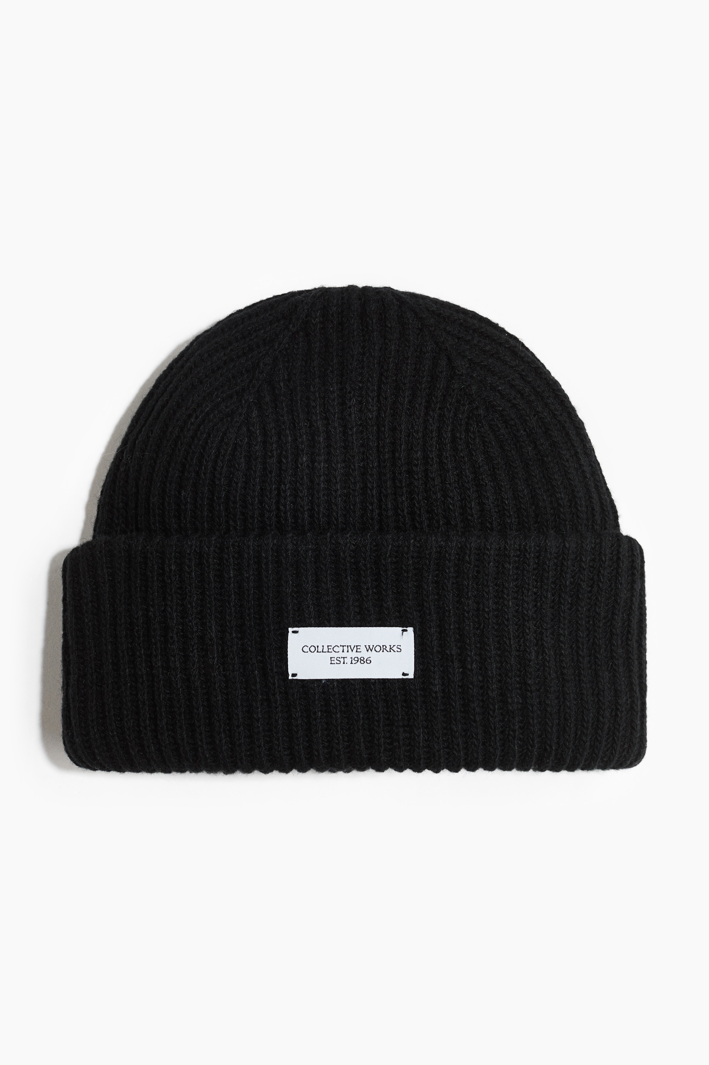 Ribstrikket beanie i uldblandingModel