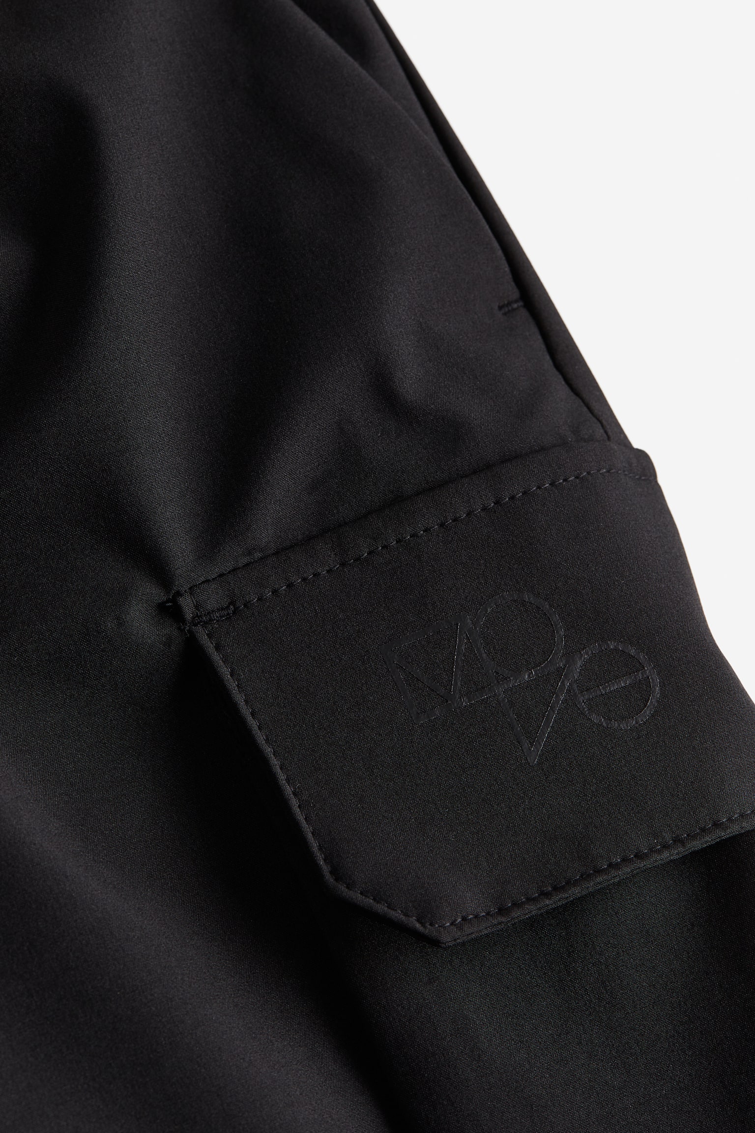 Mid-length cargo sports shorts in DryMove™ - Black - 2