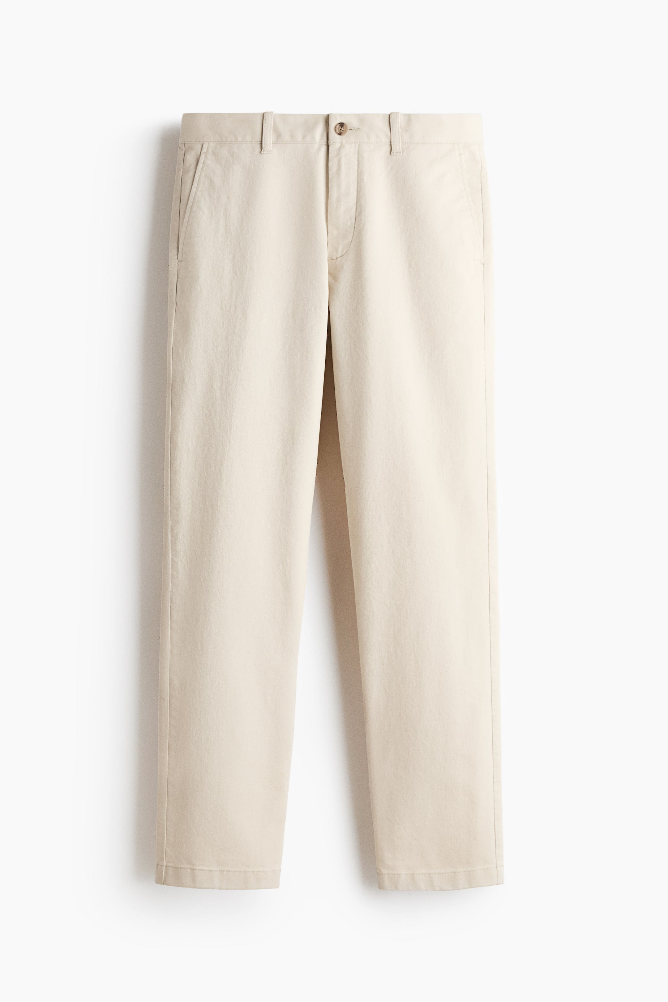 Agrandir l'image: Un pantalon chino beige clair est présenté de face, mettant en valeur une ceinture avec passants, une braguette zippée et une fermeture à bouton marron clair. Des poches latérales en biais sont présentes de chaque côté, avec une coupe générale indiquant une coupe ajustée.