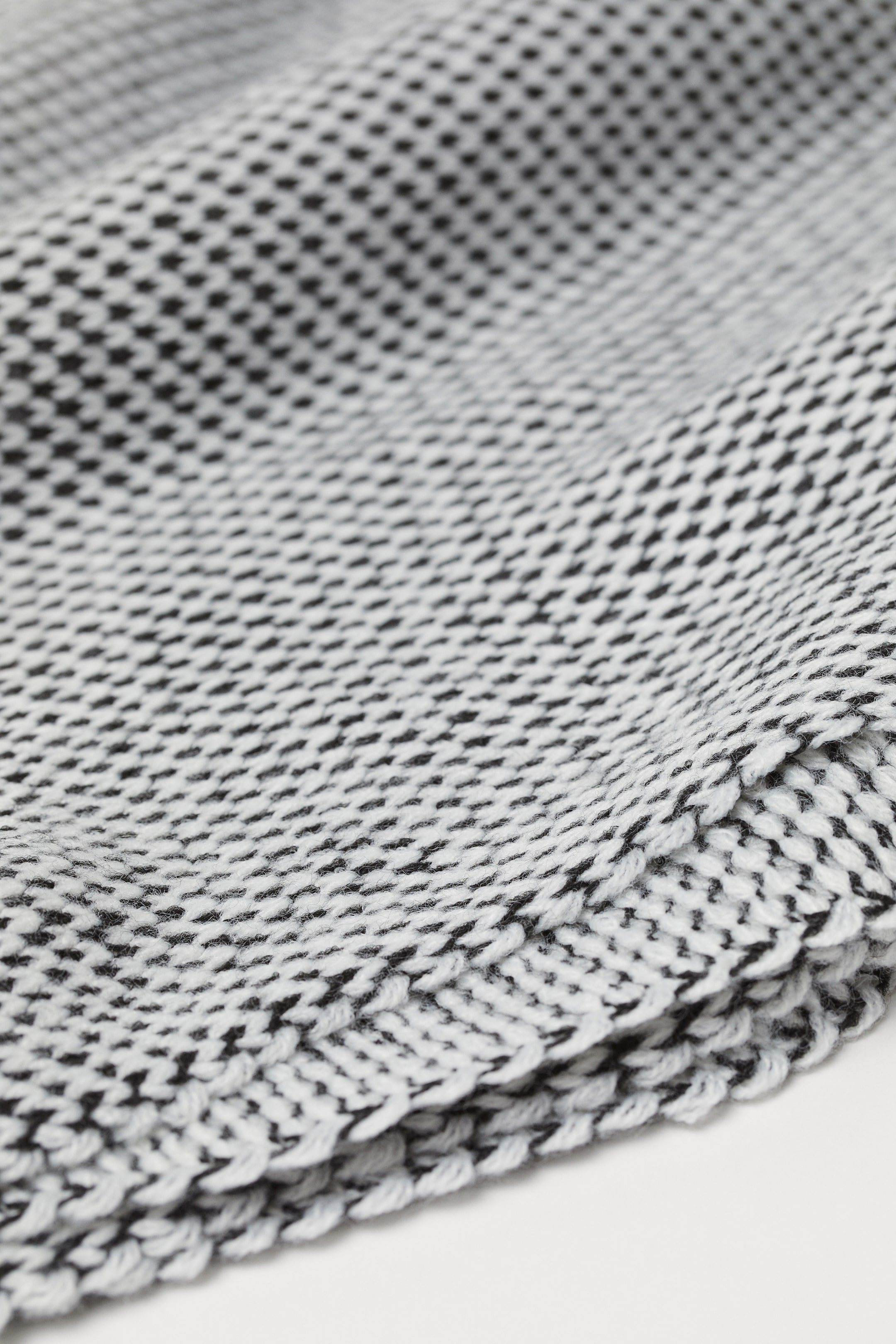 Nagyobb kép megtekintése: Kötött csősál - Fehér/fekete - NŐI | H&M HU 2