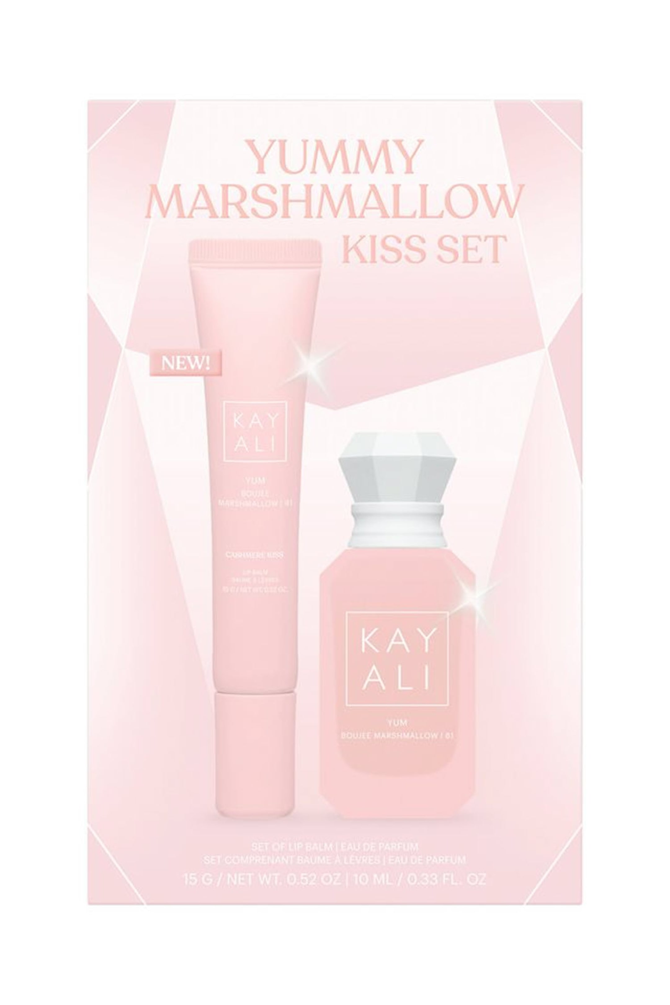 Näytä suurempi kuva: Kayali Yummy Marshmallow Kiss Set esittelee hoikan vaaleanpunaisen puristettavan huulirasvatuubin ja pienen, kahdeksankulmaisen vaaleanpunaisen eau de parfum -pullon, jossa on fasetoitu valkoinen korkki. Molemmat on sijoitettu vaaleanpunaiseen laatikkoon, jossa on geometrisia kuvioita.