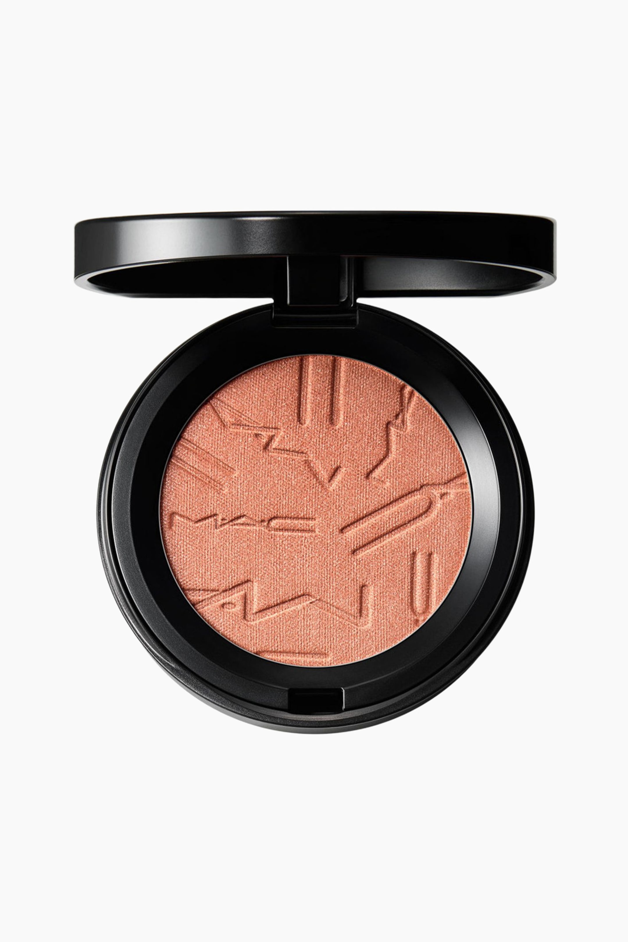 Visa större bild: En rund, svart sminkkompakt öppnas och avslöjar ett persikoorange puder med ett präglat MAC-logotyp och abstrakta geometriska mönster.
