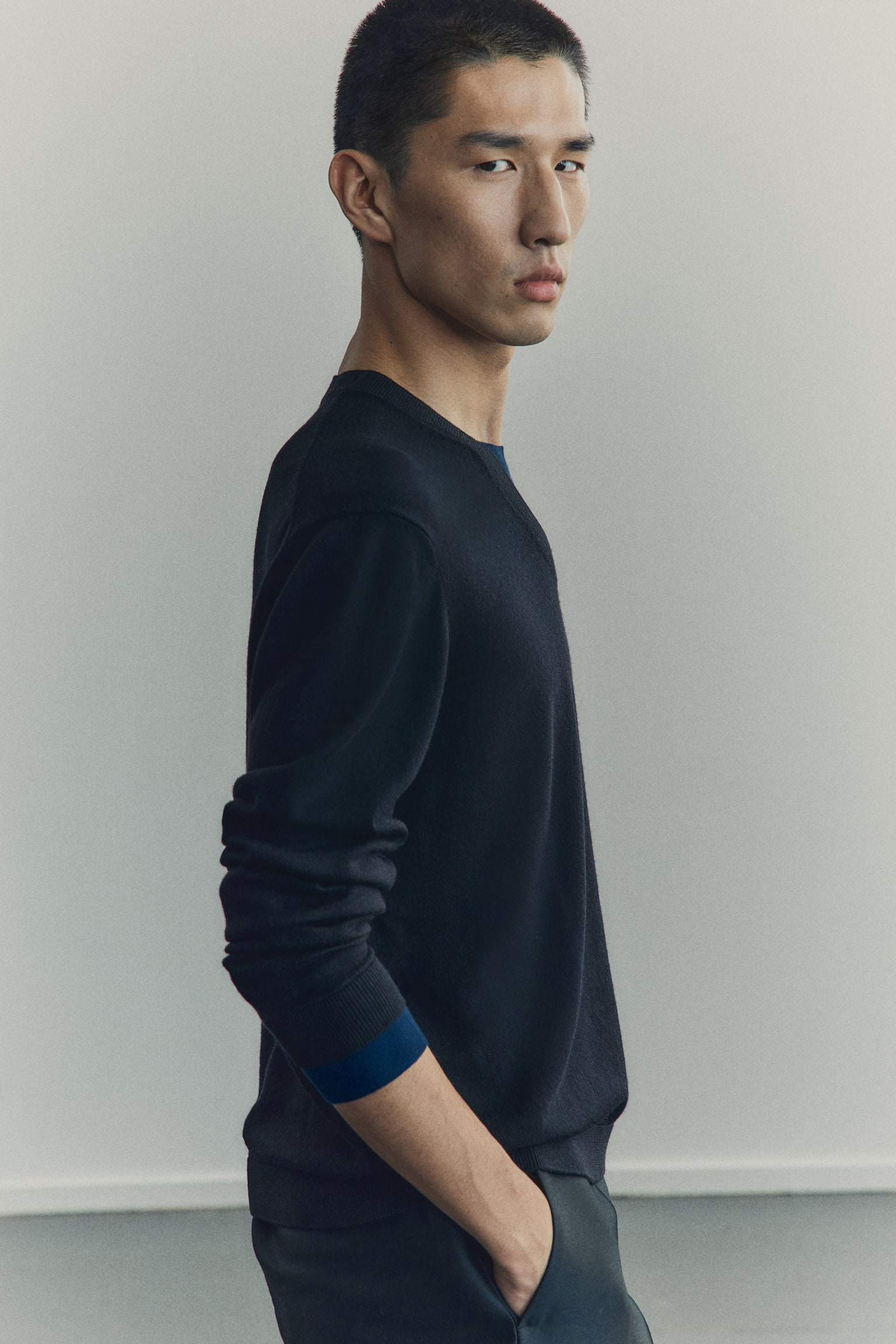 Wełniany sweter Regular Fit - Czarny - 4