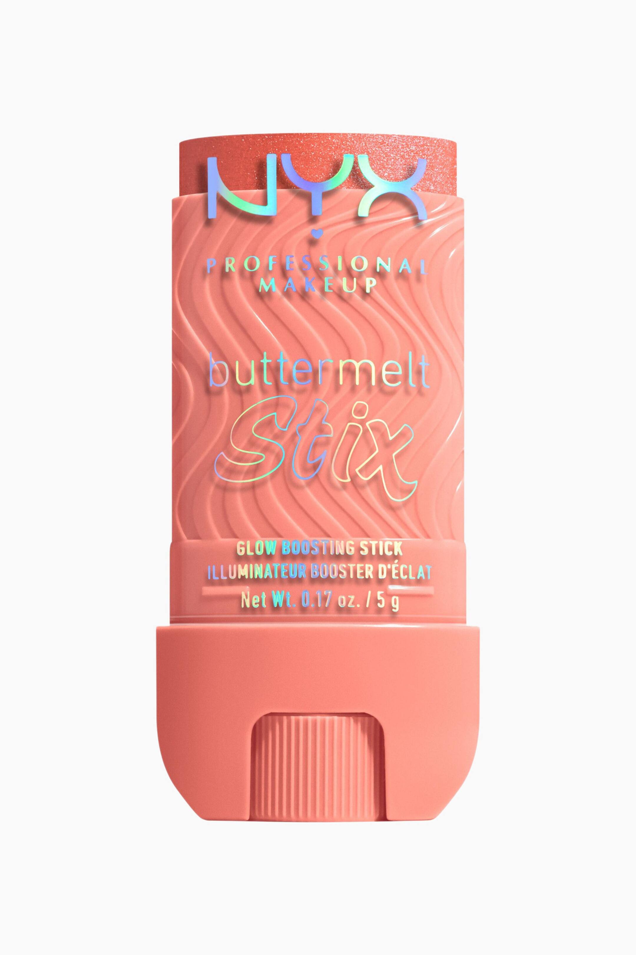 Visa större bild: En korallfärgad makeupsticka står upprätt och vänd framåt. Dess huvudkropp har en vågig struktur och bär den holografiska texten "NYX PROFESSIONAL MAKEUP buttermelt Stix". Stickans topp visar en synlig, glittrig produkt, medan botten visar en räfflad vridknapp.