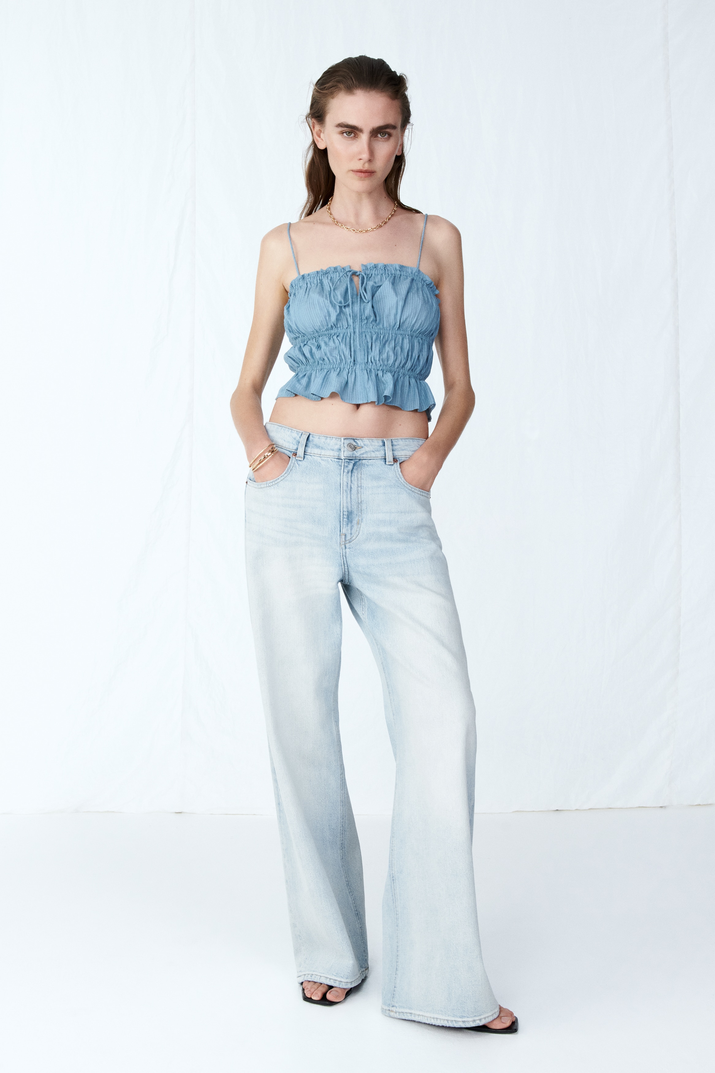 Wide High Waist JeansModel