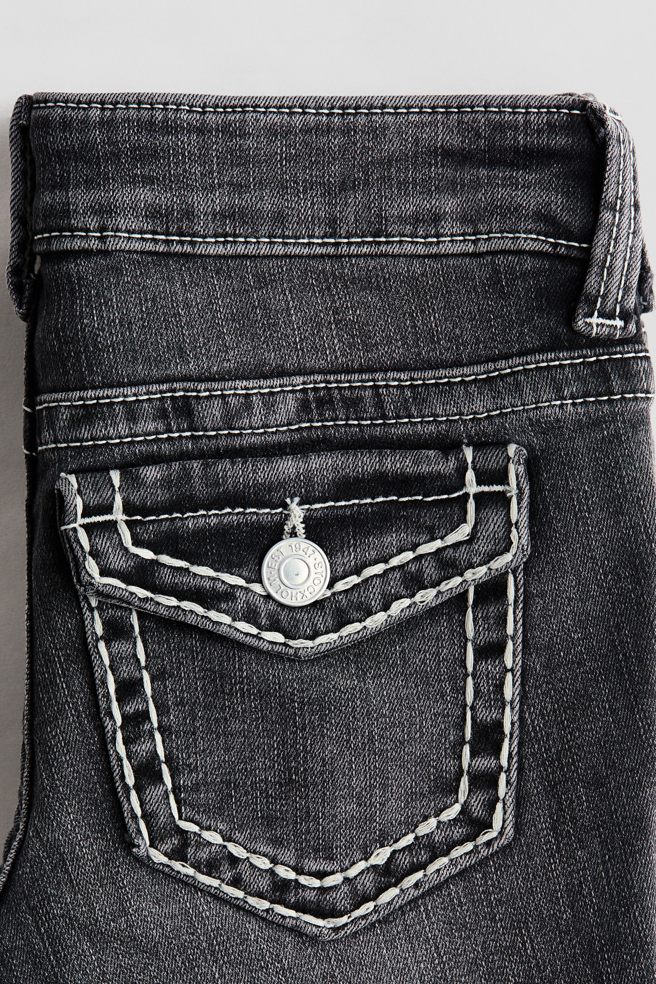 Jean près du corps semi-évasé taille basse